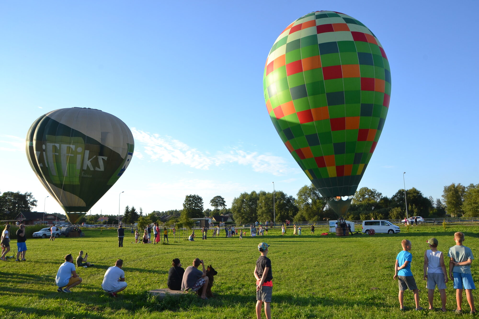 Grobiņniekus priecē motofestivāls un gaisa balonu šovs