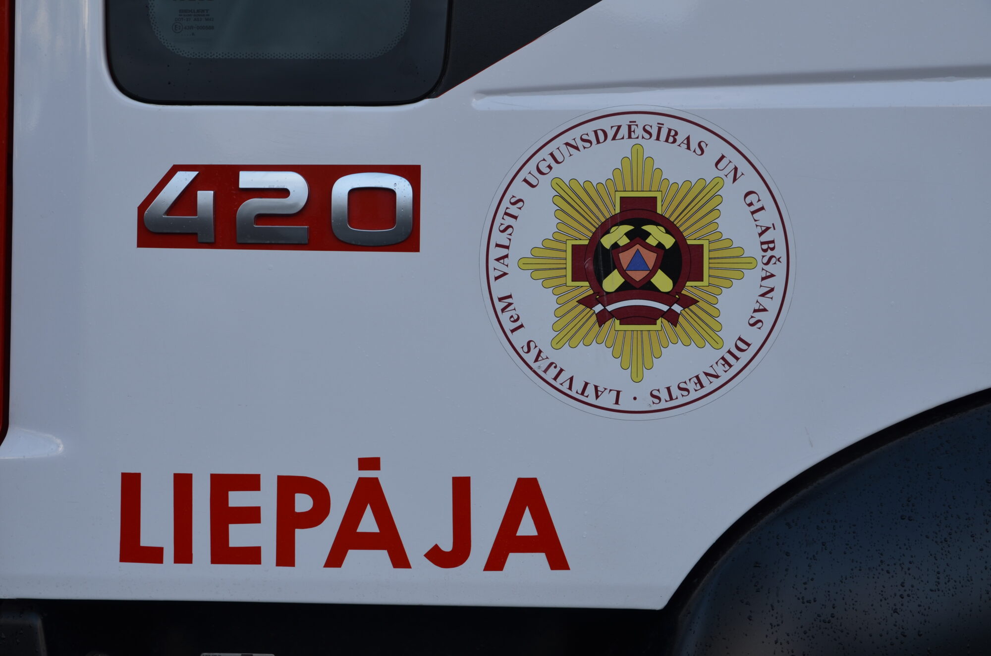 Glābēji Liedaga ielā no balkona izglābj kaķi