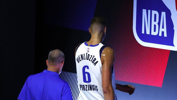 Porziņģis NBA “play-off” debijā tiek izraidīts no spēles