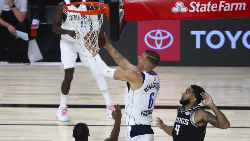 Porziņģim 22 punkti un sešas piezīmes, “Mavericks” uzvar papildlaikā