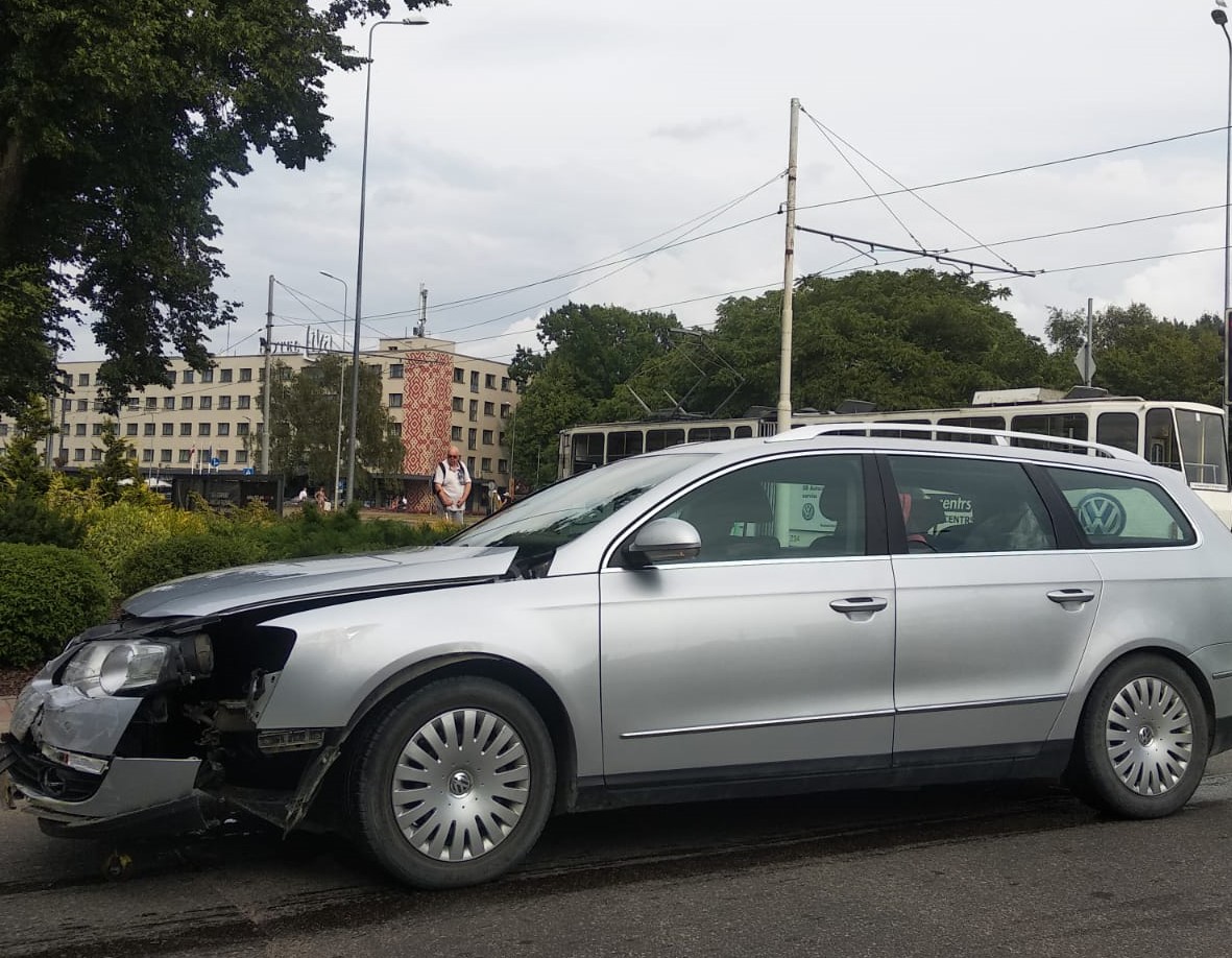 Lielās un Graudu ielas krustojumā tramvajs saduras ar automašīnu
