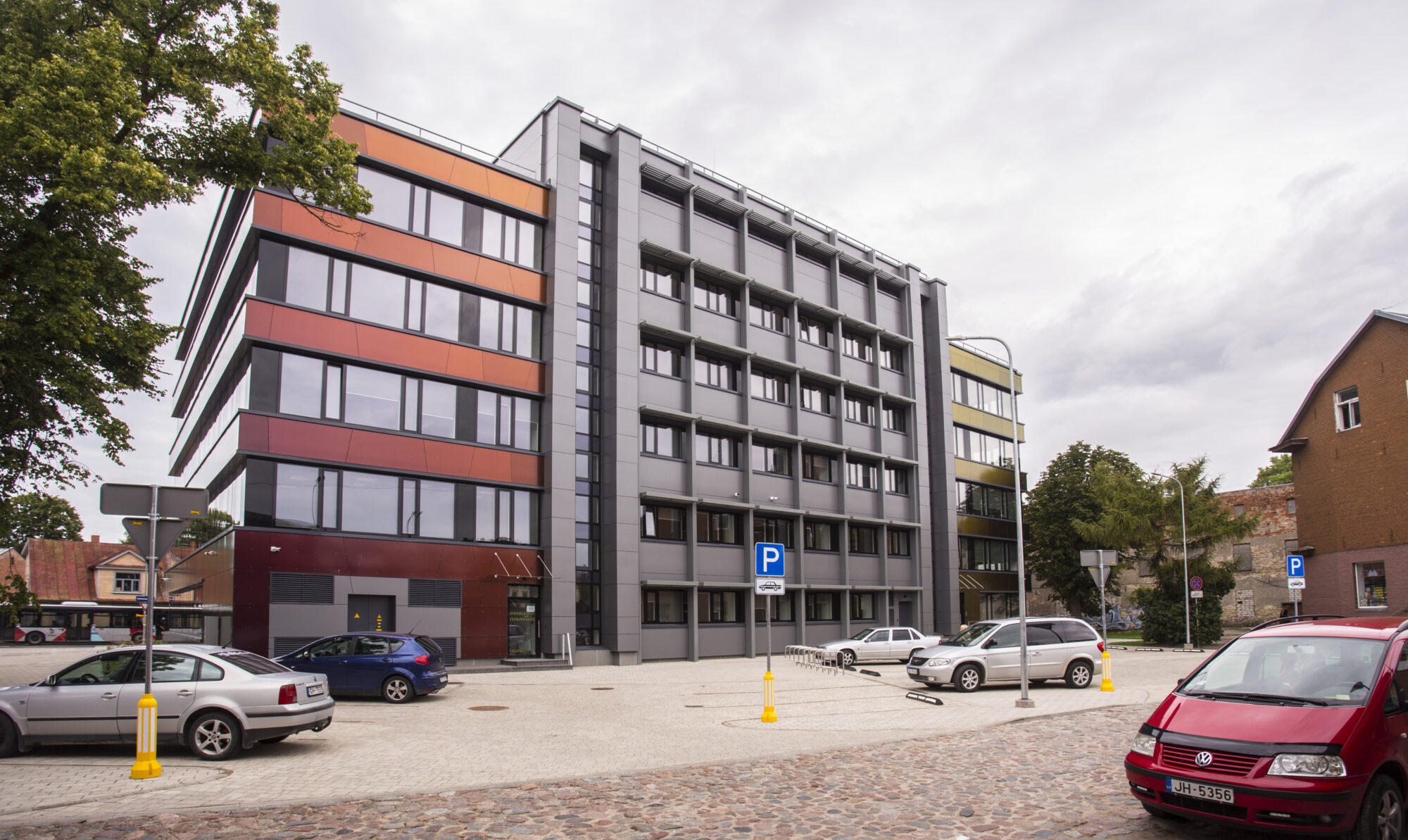 Pieņem ekspluatācijā pārbūvēto ēku Peldu ielā 5