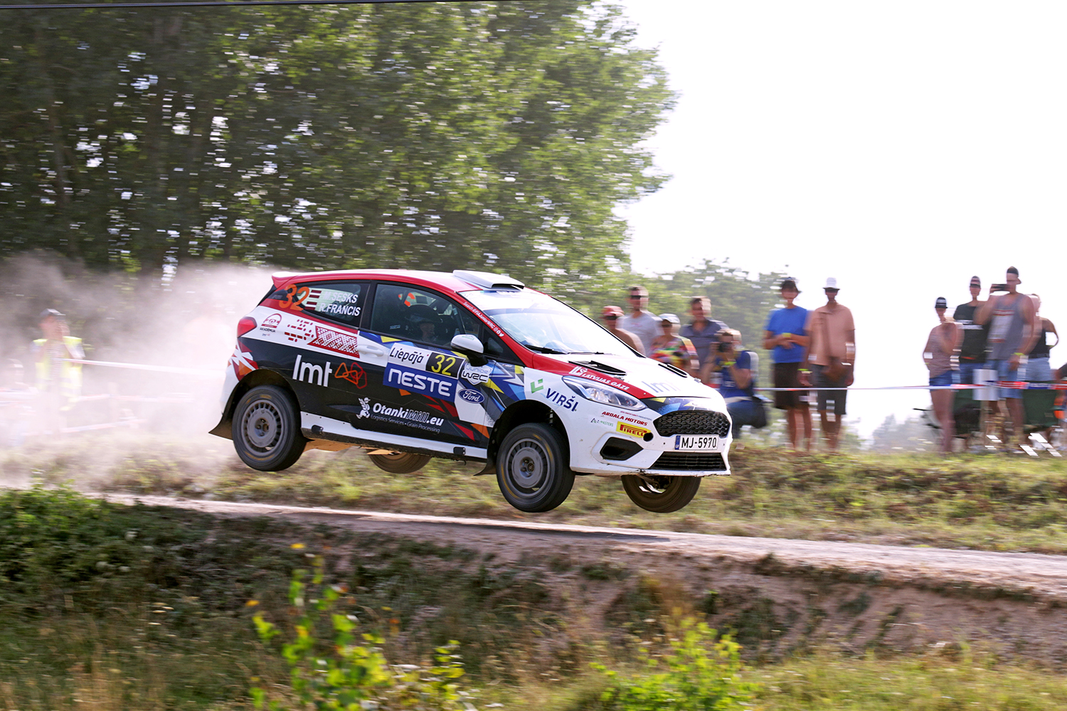 Seska ekipāžai pēc riepas pārduršanas pamatīgi apgrūtinātas izredzes izcīnīt JWRC čempiontitulu