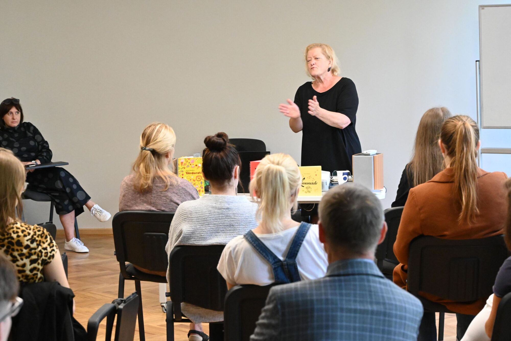 Ar studentiem tiekas dzejniece Inese Zandere