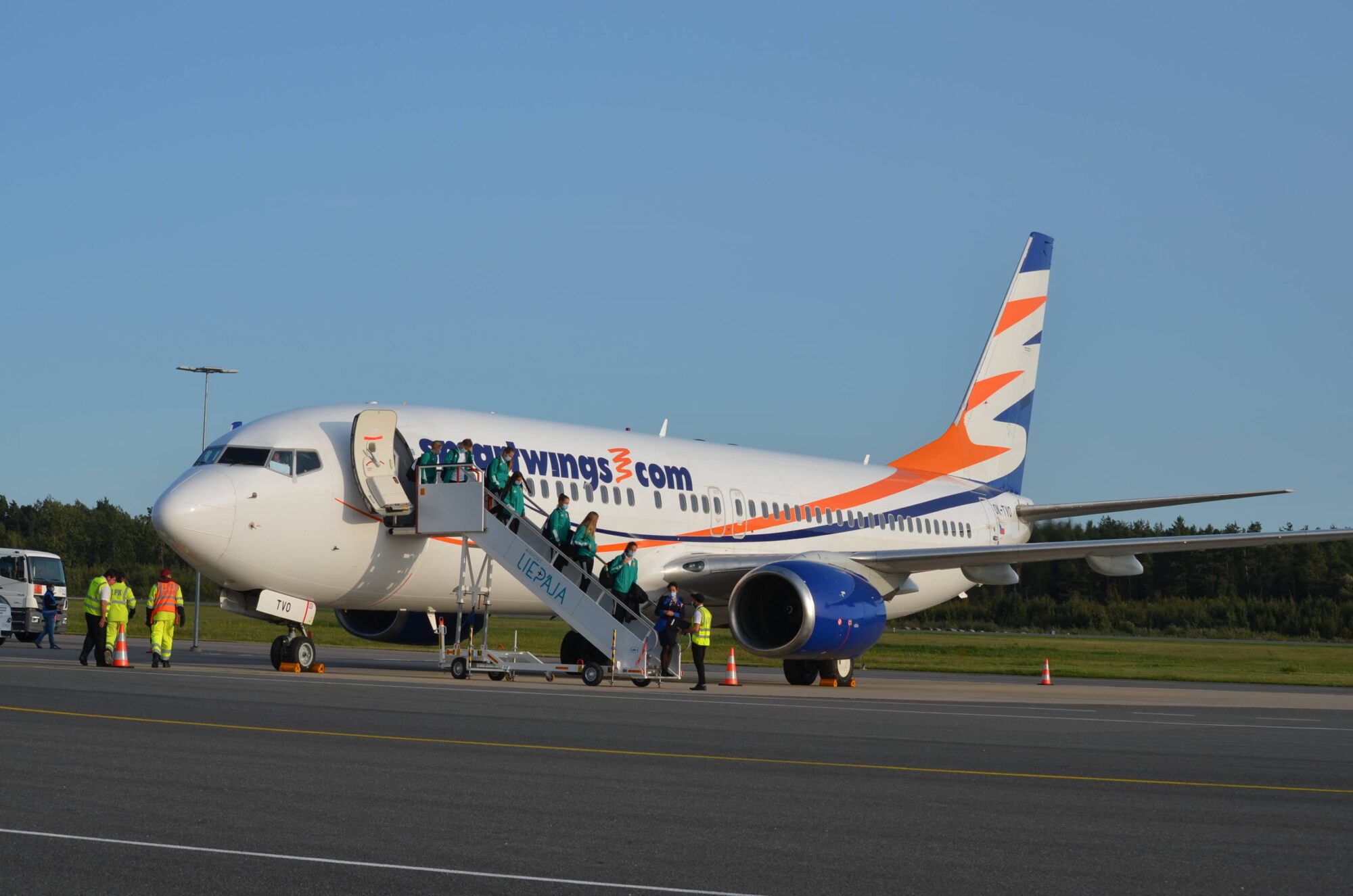 Liepājas lidosta apkalpo lidmašīnu ”Boeing 737-800”