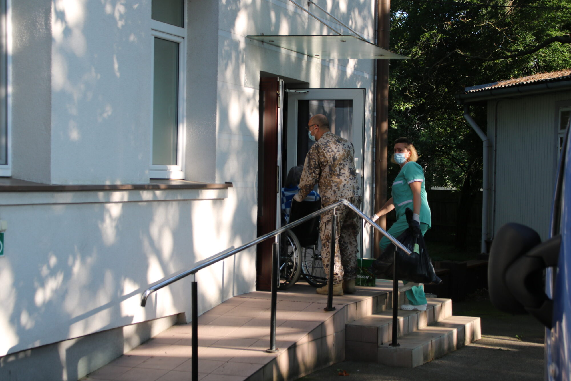 Militāristi palīdz pārvest slimnīcas pacientus