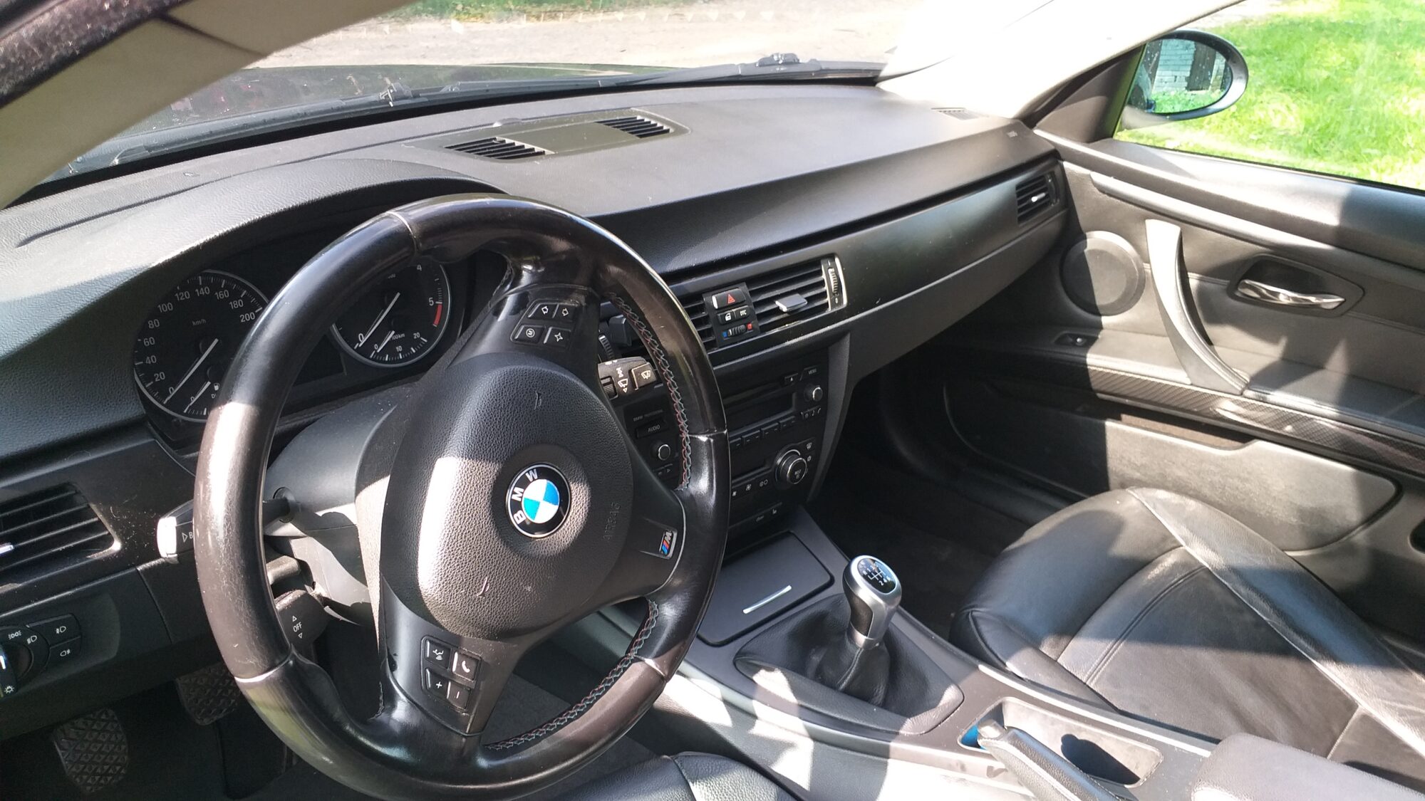 Ar ”BMW” iemēģina driftu, nogriežoties uz Tramvaja tiltu