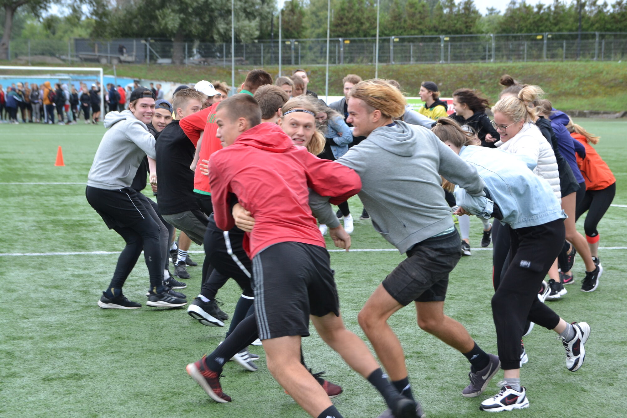 Ģimnāzijas skolēnus sporta dienā lietus nebaida