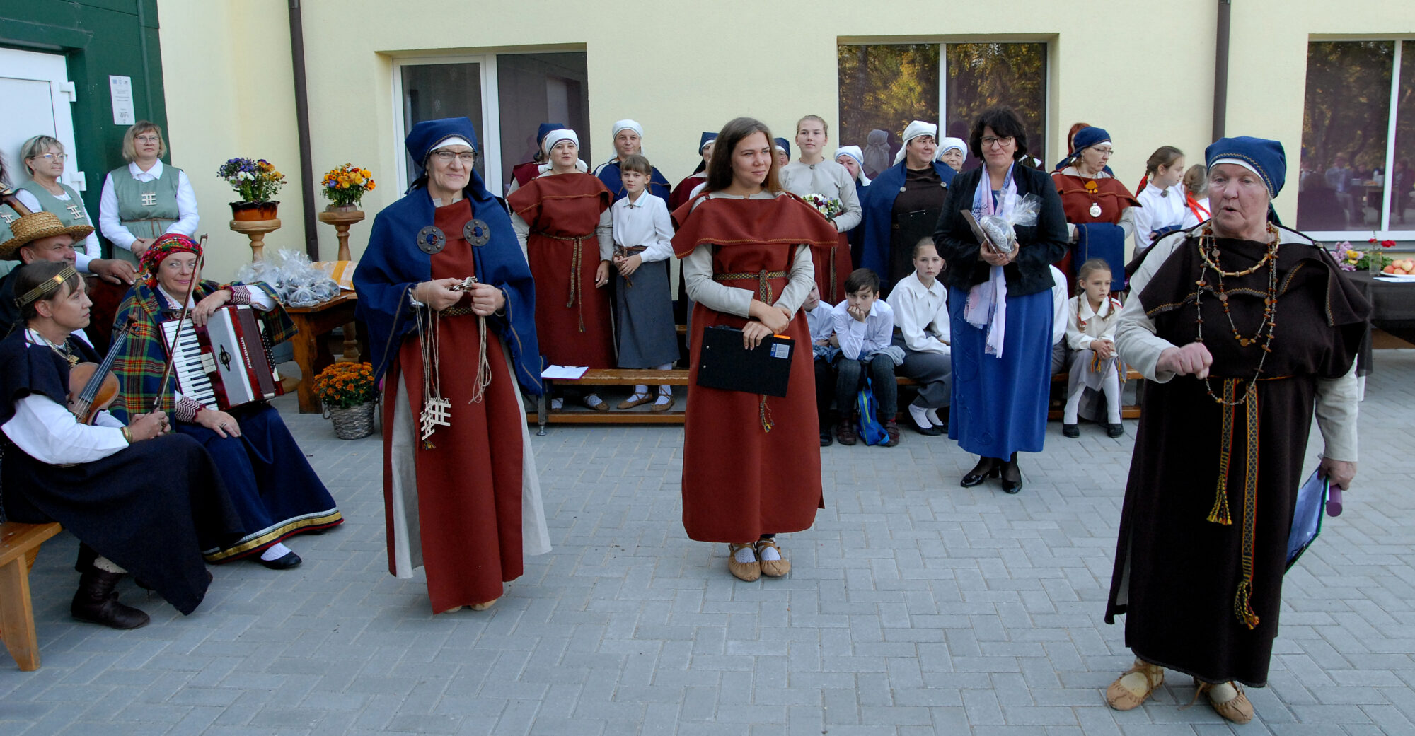Krotē izdziedas un uzlādējas trīskāršos svētkos