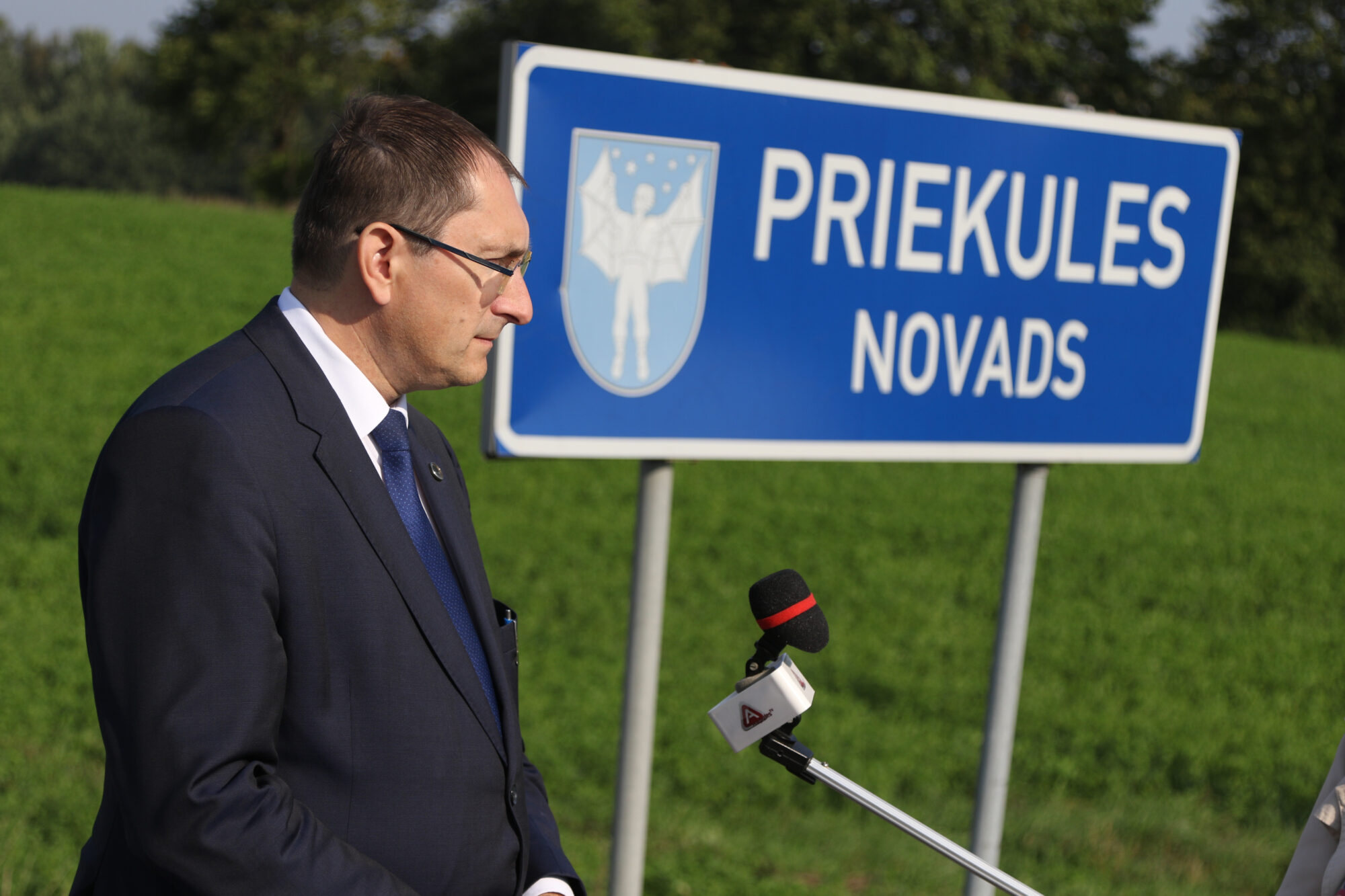 Laime nelaimē – krīze nolīdzina Vaiņodes ceļu; satiksmes ministrs Tālis Linkaits atklāj atjaunoto ceļu