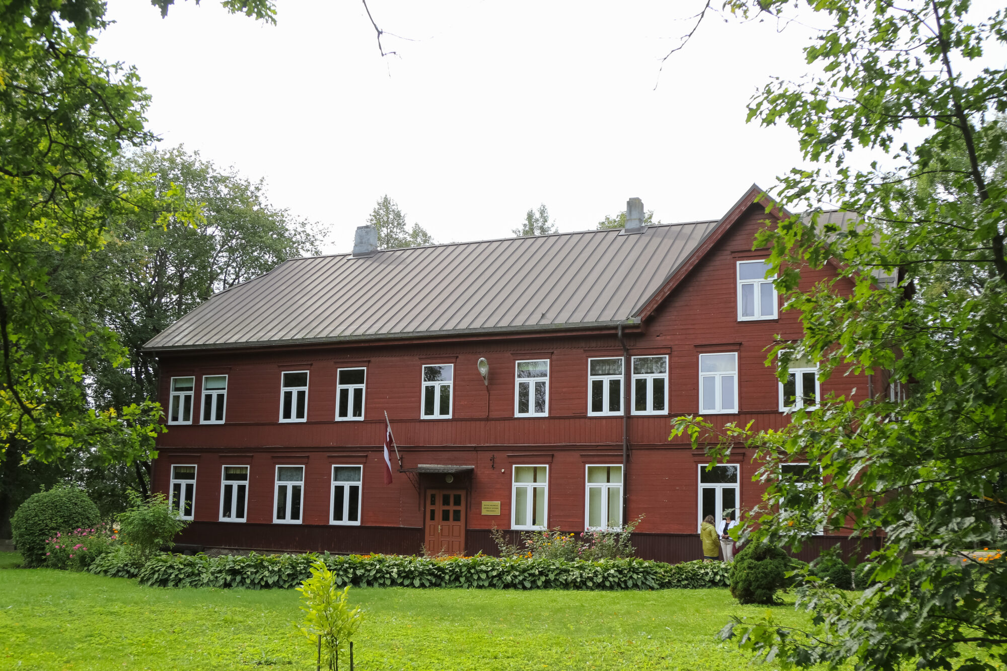 Pārtrauc mācības Bārtas skolā