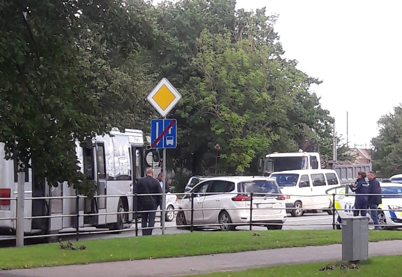 Autobusa un vieglās automašīnas sadursmē divi cietušie
