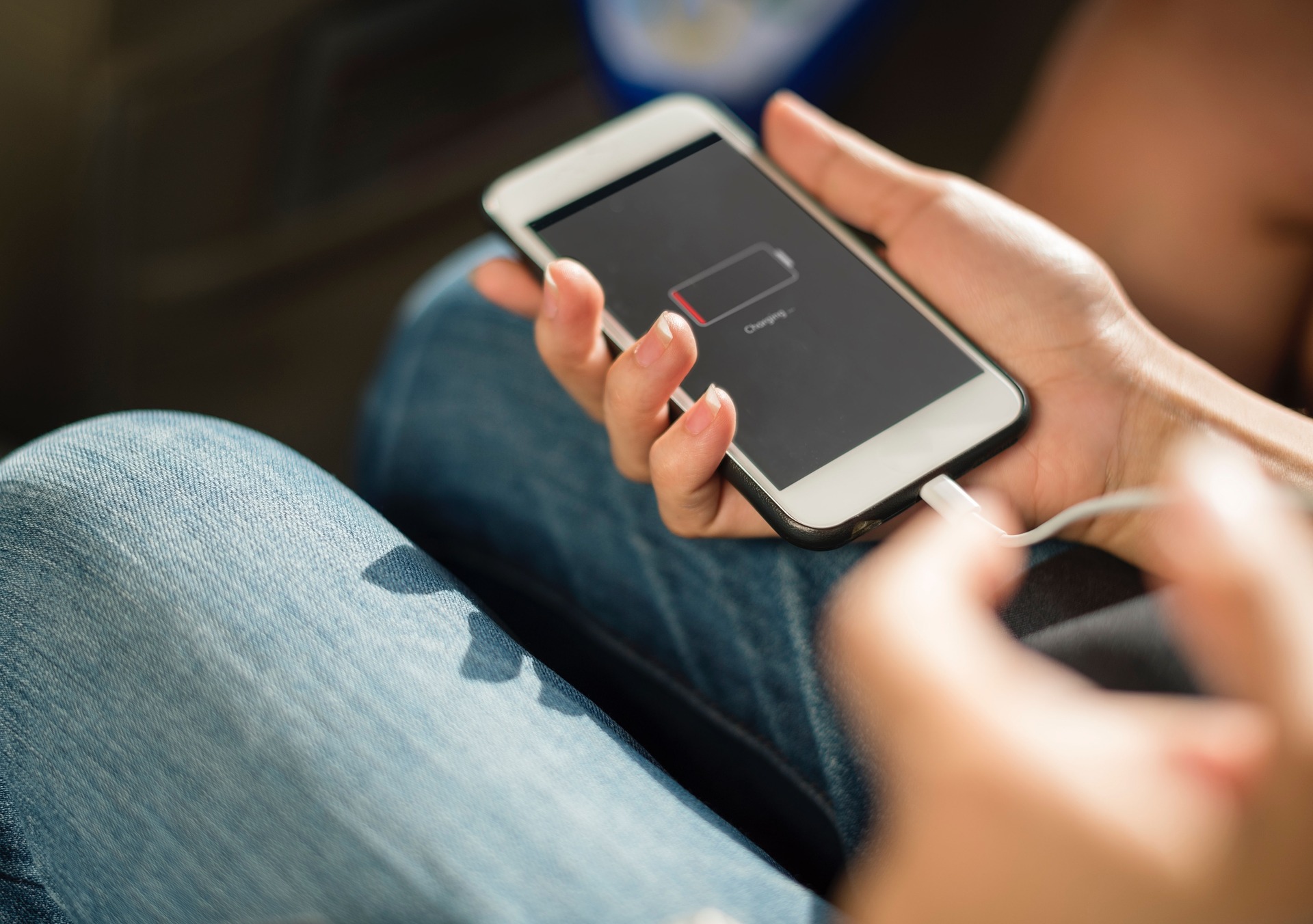 Aptauja: Tikai 4% Latvijas iedzīvotāju regulāri izslēdz mobilo telefonu