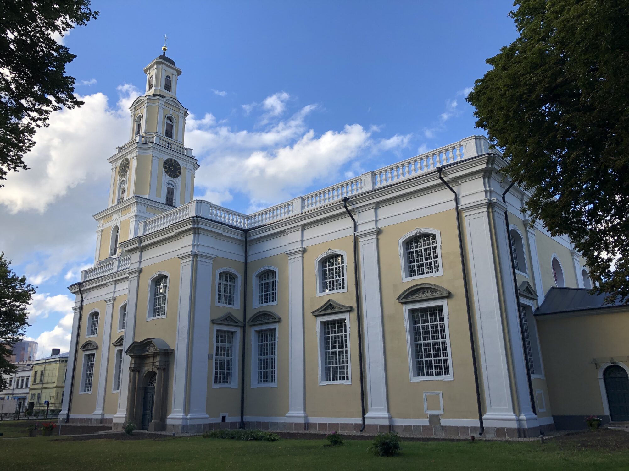 Pabeigta Liepājas Svētās Trīsvienības katedrāles fasādes atjaunošana