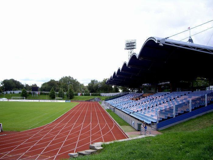 Gaismu stadionā nodzēsa drošinātājs