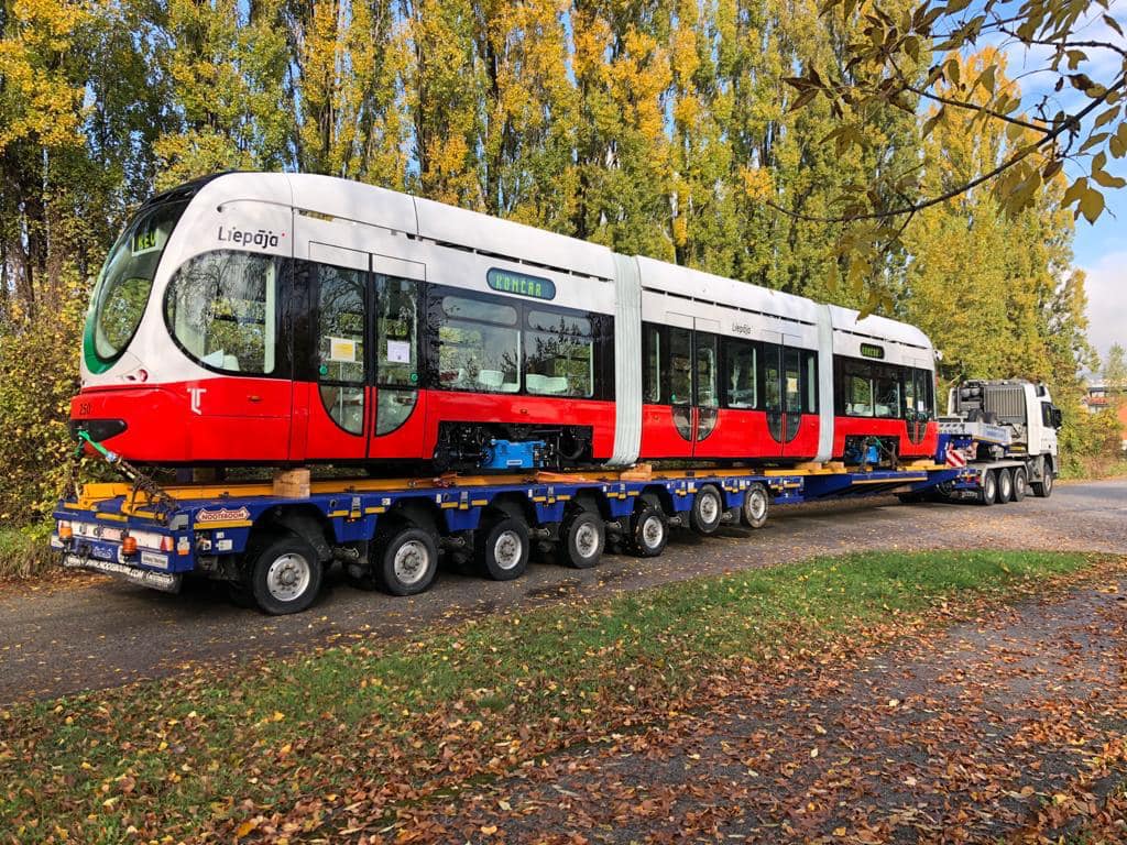 Zagrebas ielās testē jauno Liepājas tramvaju