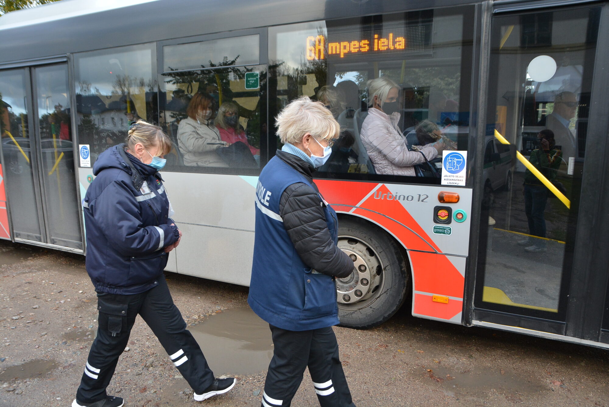 Policija Liepājas autobusos pieķer vairākus pasažierus bez sejas maskām