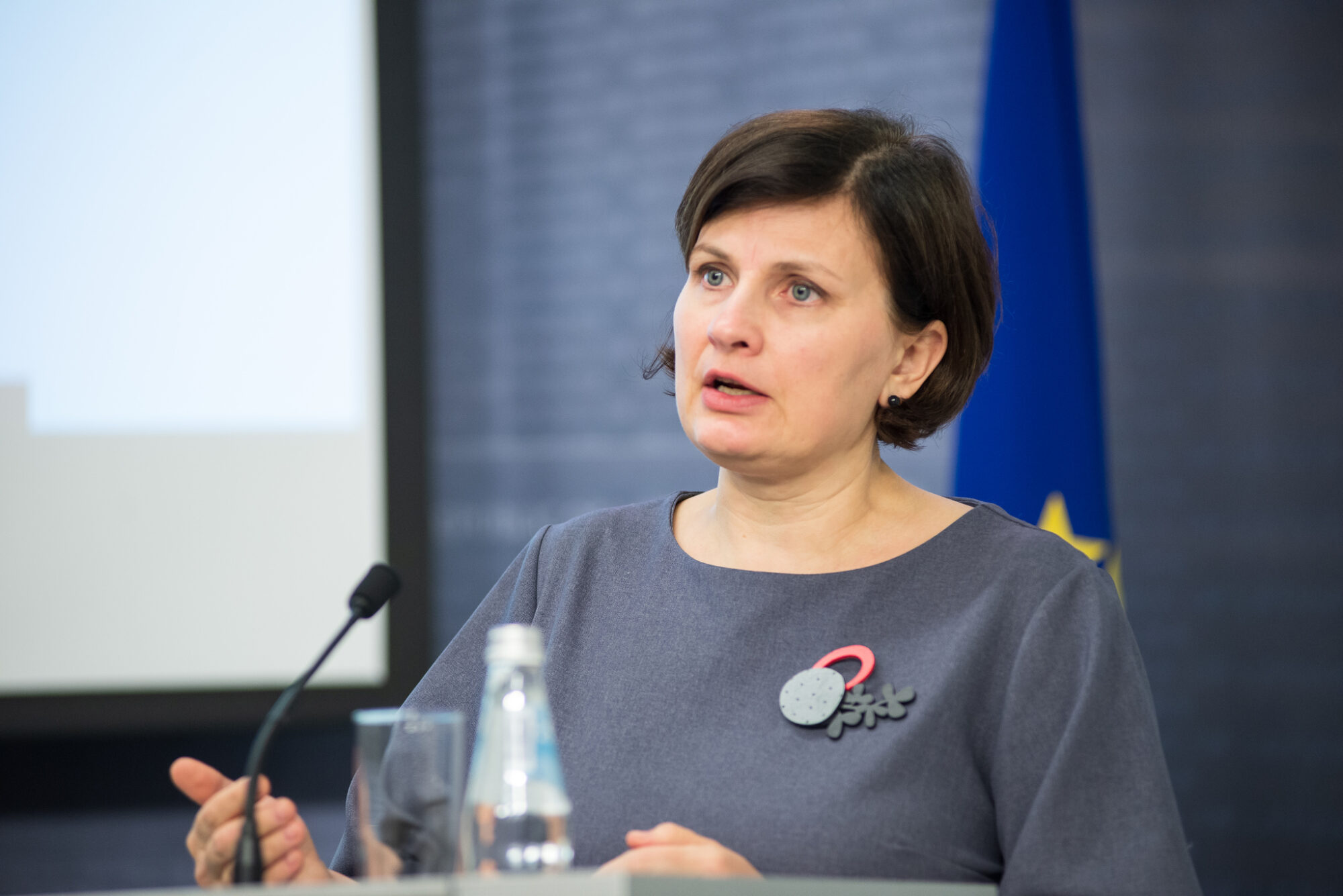 Ministre: Covid-19 dēļ plašāk būs jālieto maskas un iespējami ierobežojumi interešu izglītībā