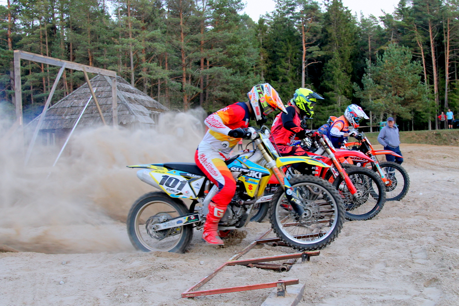 Motokrosa čempioni gatavojas startam Jūrkalnē