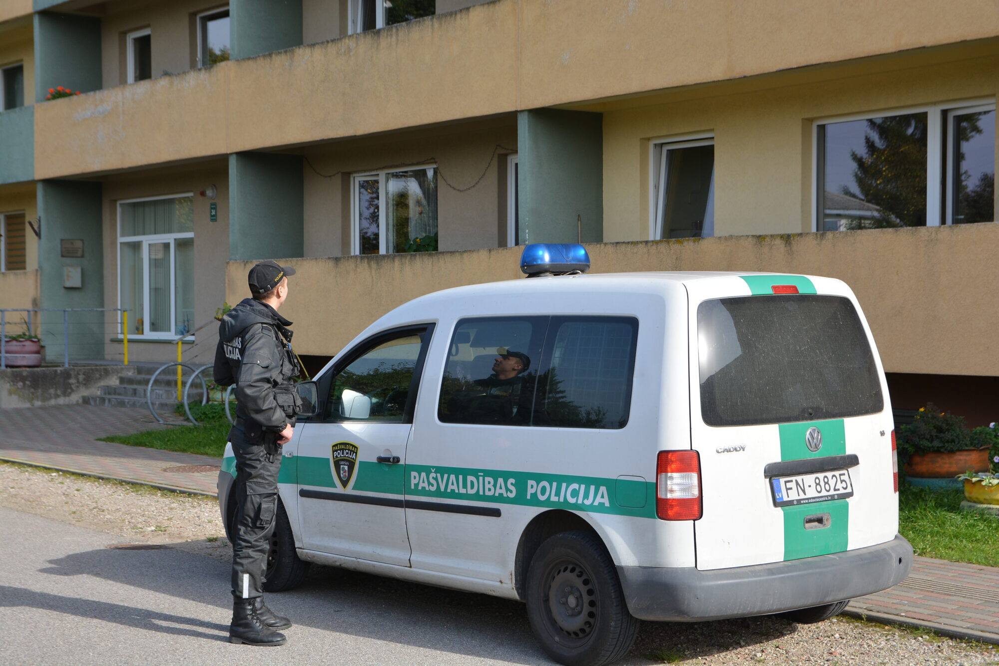 Sociālajā mājā saslimušajam simptomu gandrīz nav. Pārbaudīs visus pirmā stāva iemītniekus