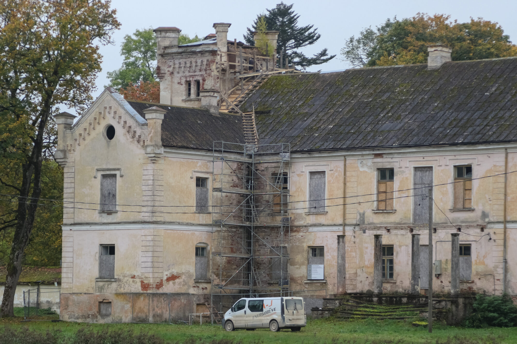 Cīravas pilij beidzot nostiprina bīstamāko torni