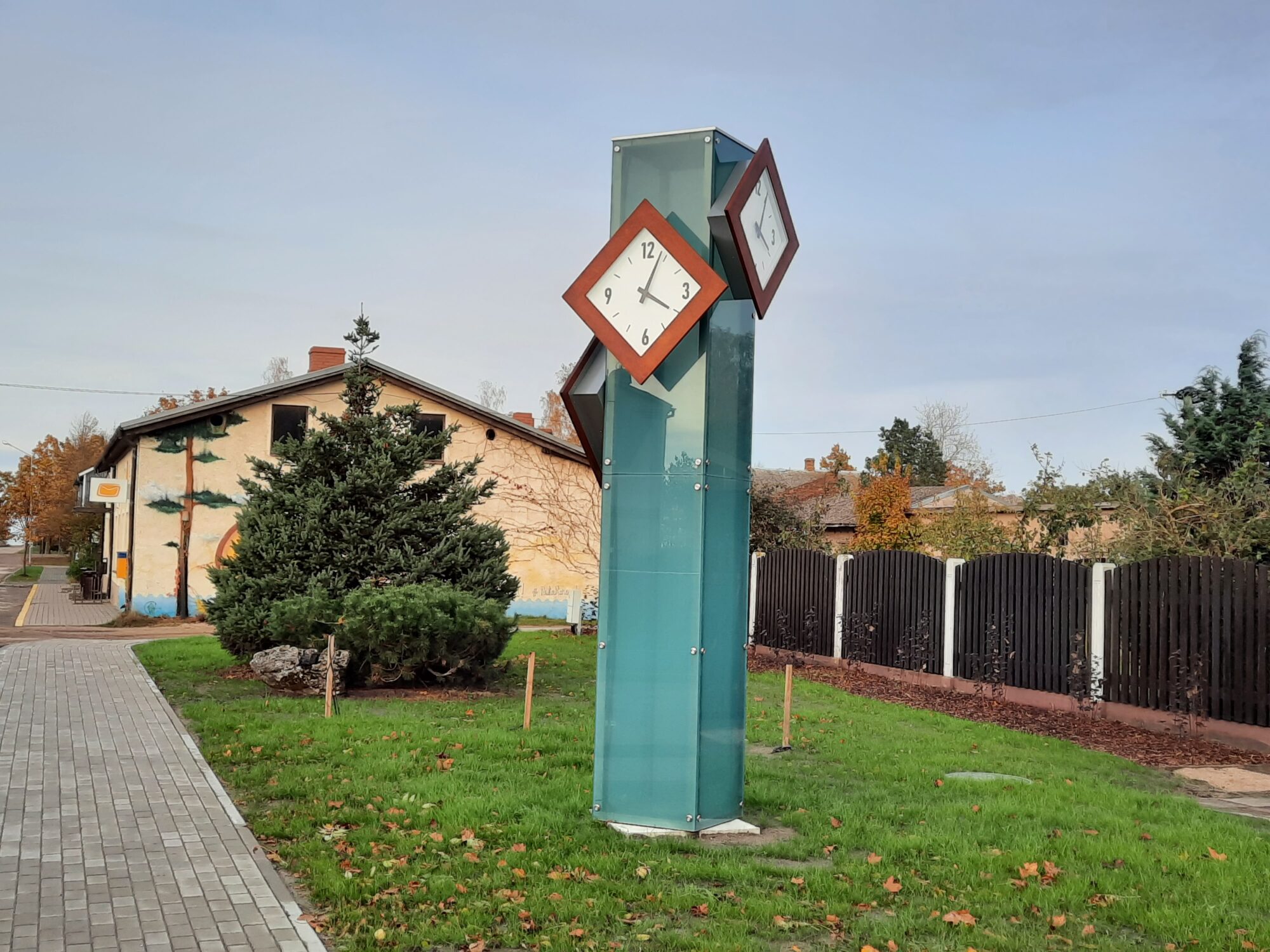Trīs saulītes rāda laiku Pāvilostā