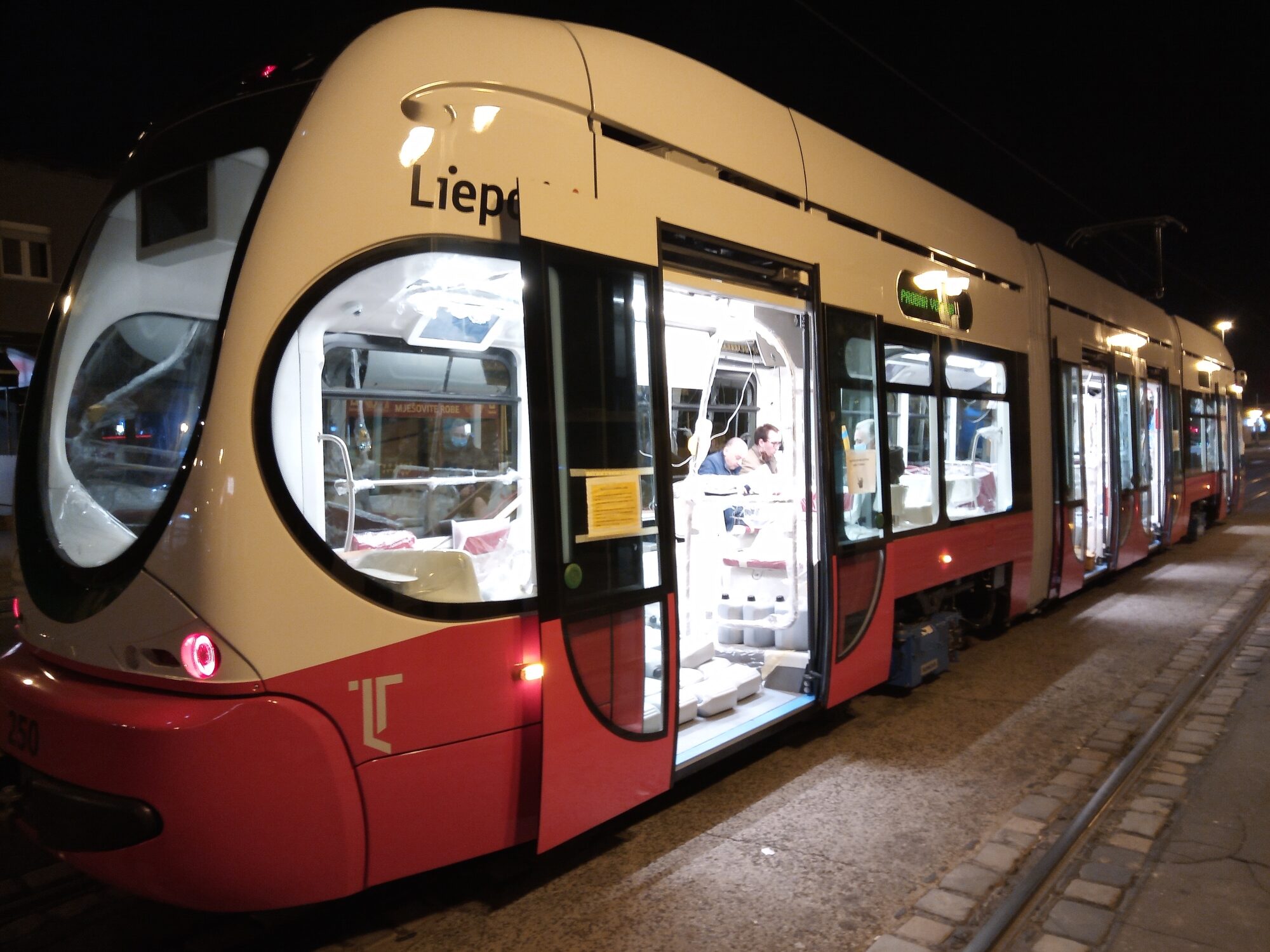 Ceļu uz Liepāju sāk jaunais tramvajs