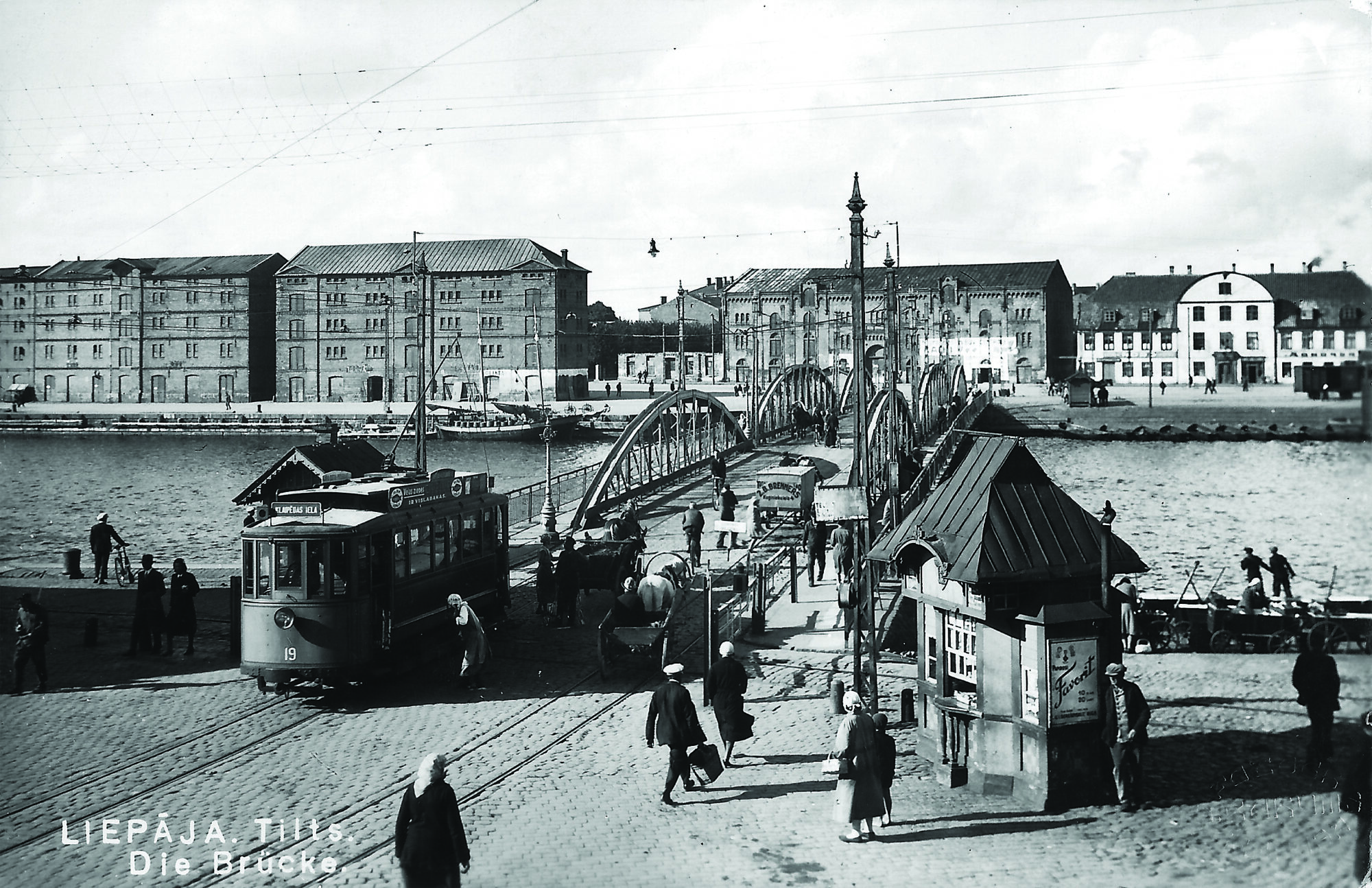 19.gs. beigās, ierīkojot tramvaju, galvassāpes sagādāja tilta un elektrostacijas trūkums