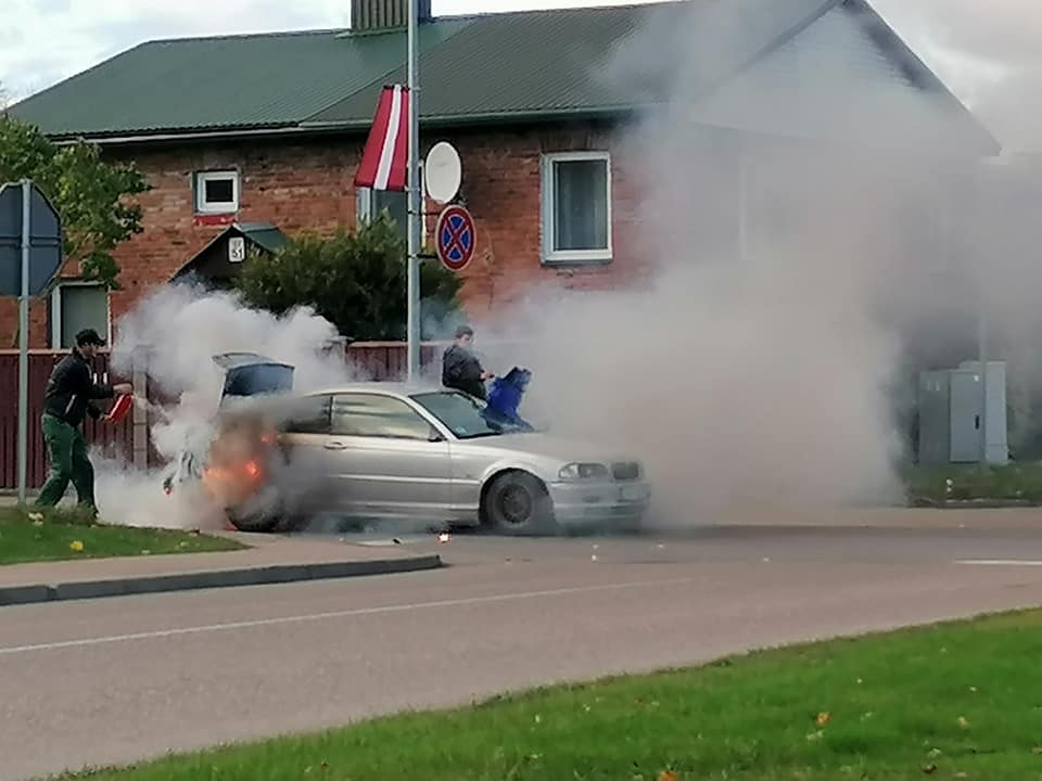 Grobiņā aizdegas vieglā automašīna BMW