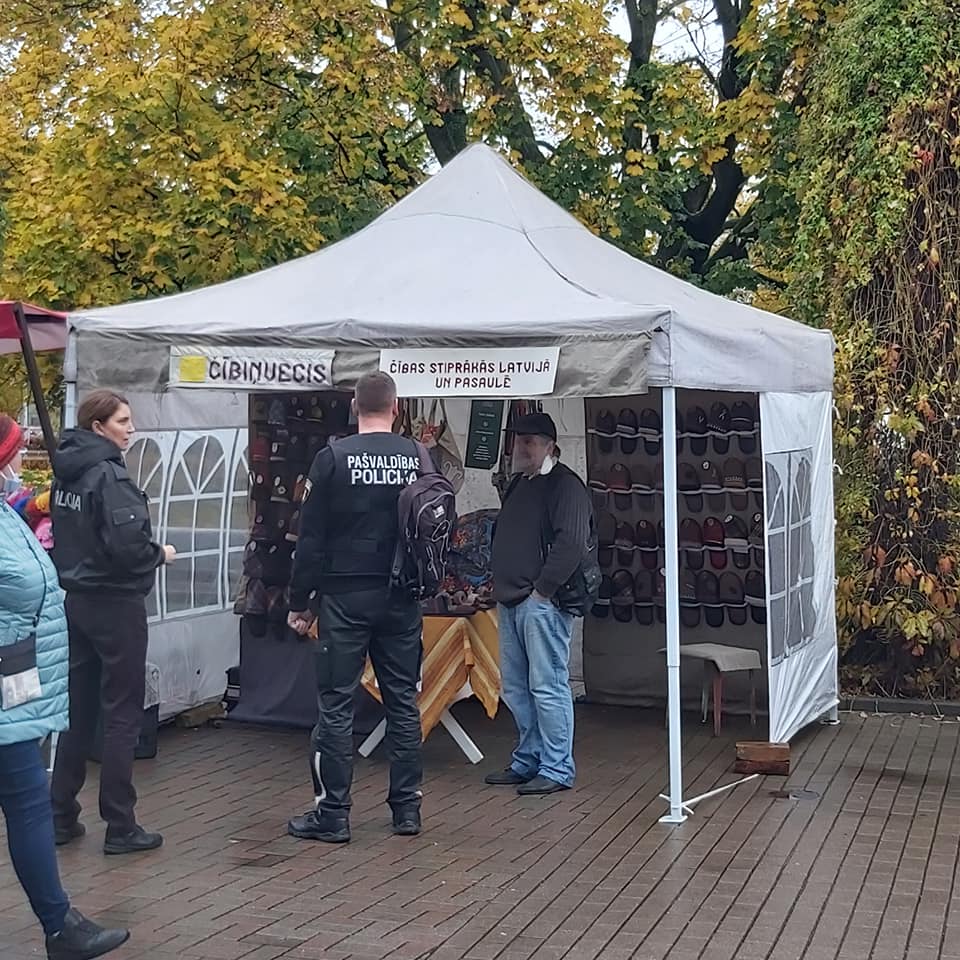 Piesardzības dēļ “aizklapē” tirdziņu Rožu laukumā