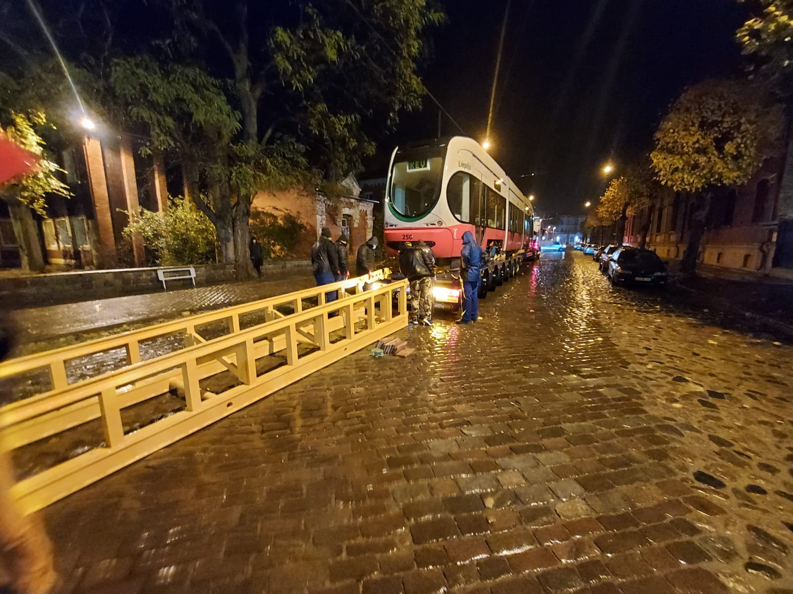 Tramvajs ieripo savā jaunajā mājvietā – “Liepājas tramvaja” depo