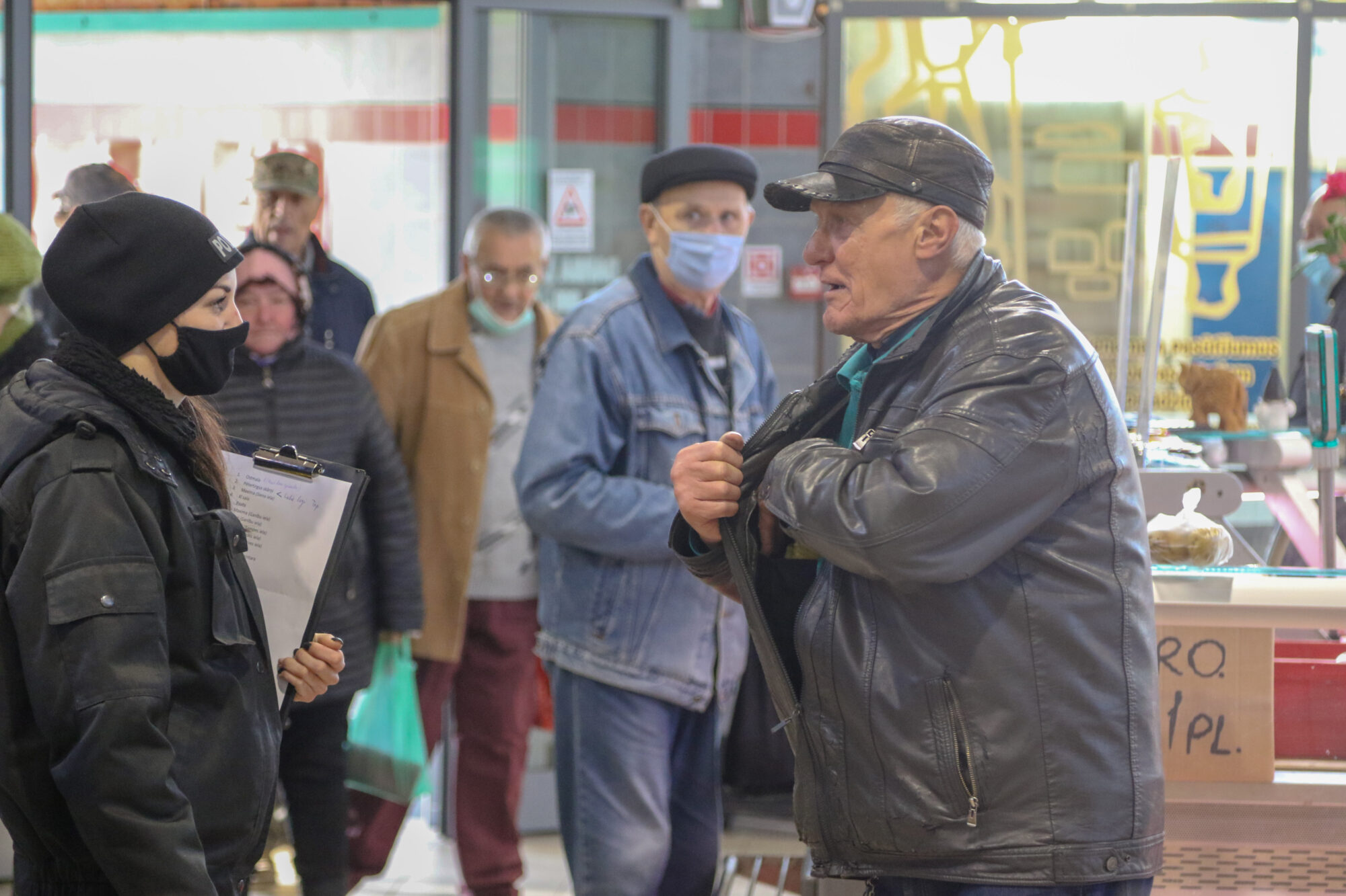 Policijas reidā Liepājā pussimts aizrādījumu par masku nelietošanu