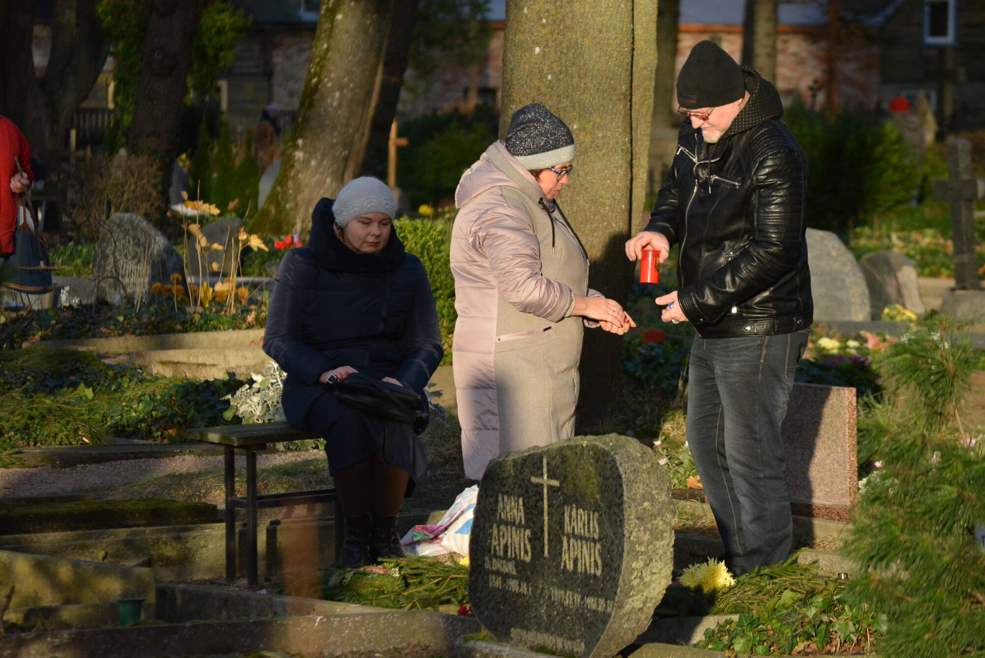 Parunāties ar sirdī tuvajiem aizgājējiem. Svētdien norisinājās Mirušo piemiņas diena
