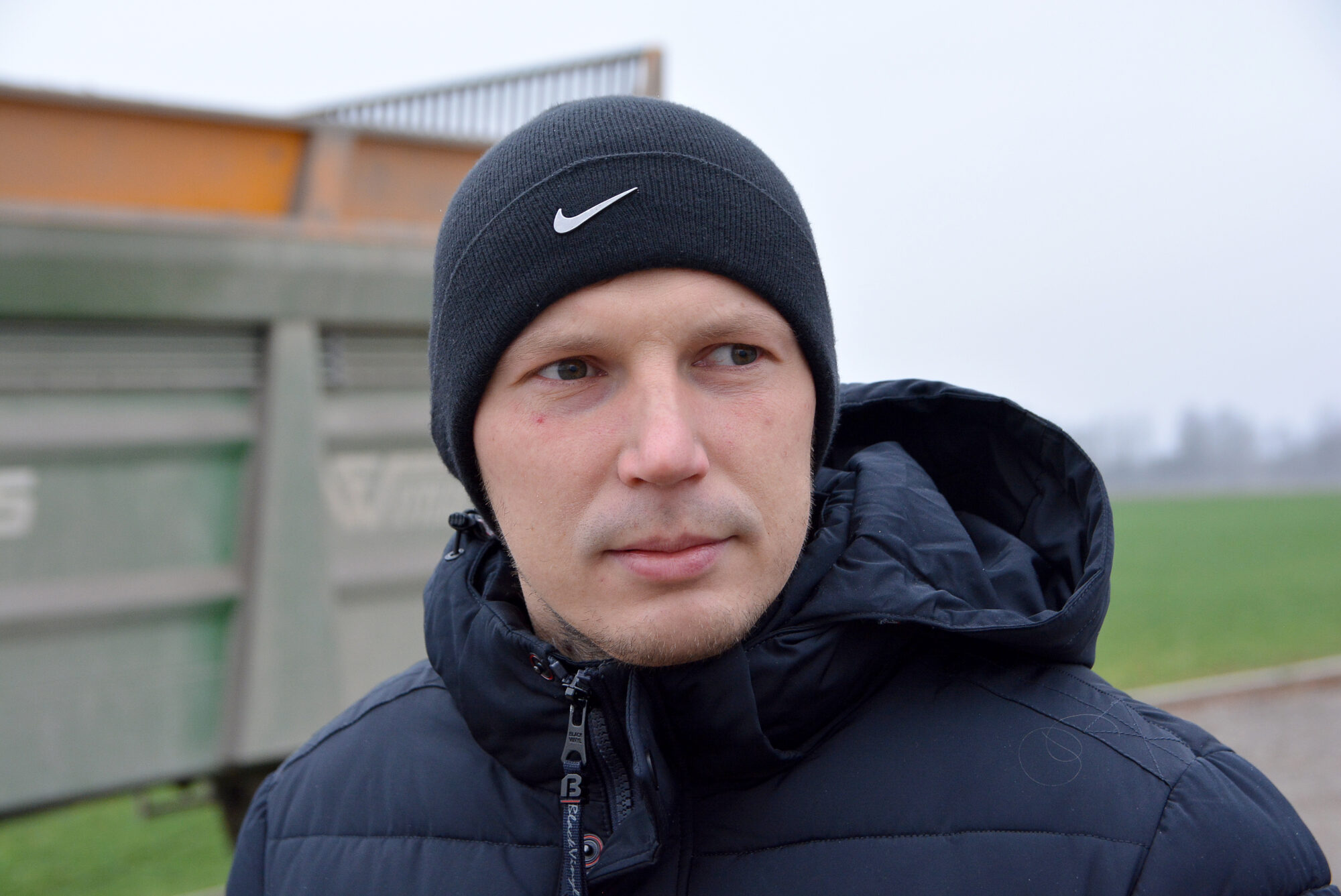 Mārtiņš Akerfelds sēžas traktorā un dara to, kas patīk