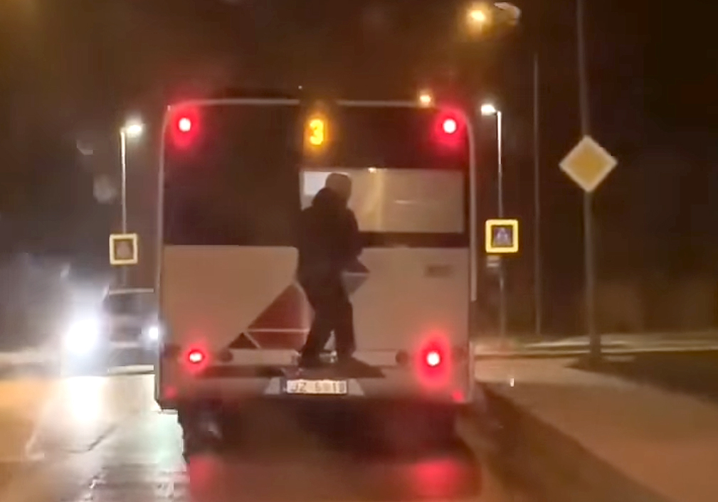 Pusaudžu trakās izklaides, vizinoties autobusu aizmugurē. Šoferi bezspēcīgi
