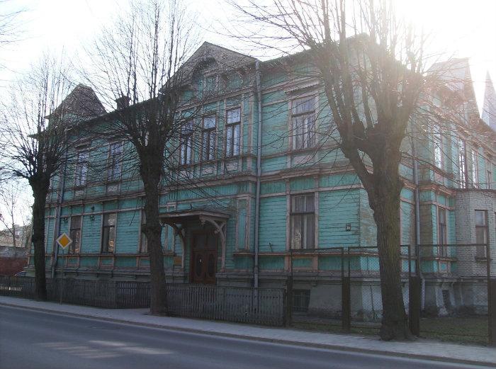 Uzšķiļas asumi par Izglītības pārvaldes ēkas cenu