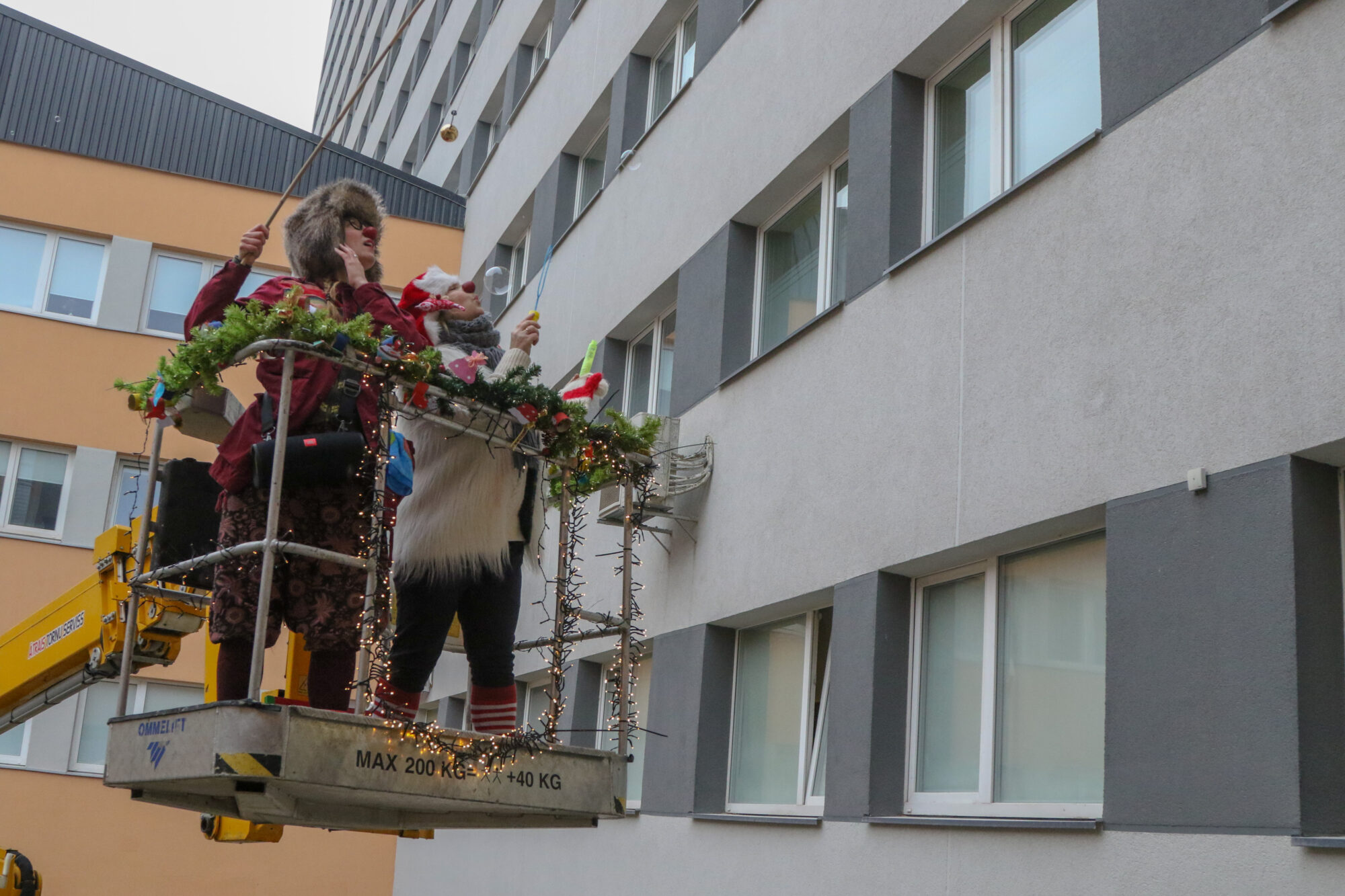Dakterus klaunus nekas neaptur – pie bērnu logiem piekļūst ar pacēlāju