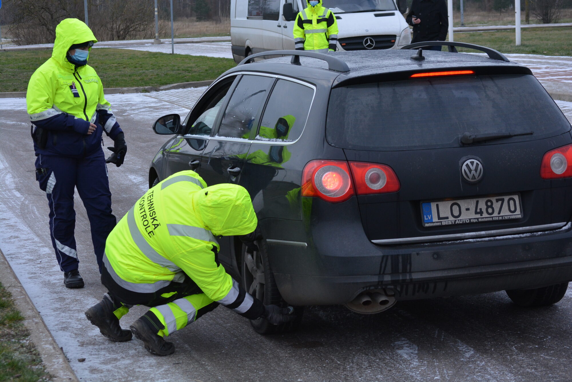 Par ziemai neatbilstošām riepām 20 autovadītājiem noņemtas tehniskās apskates uzlīmes