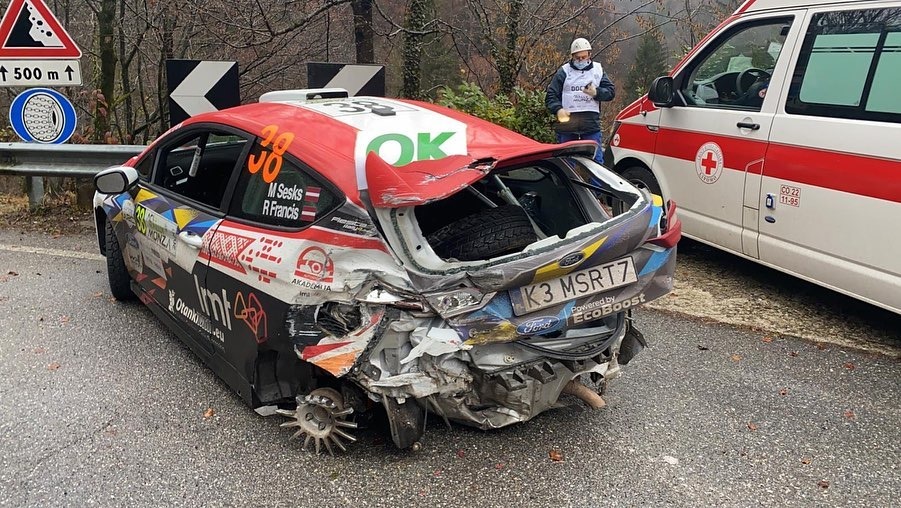 Seska ekipāža cīņā par JWRC čempiontitulu avarē sestdienas pirmajā ātrumposmā