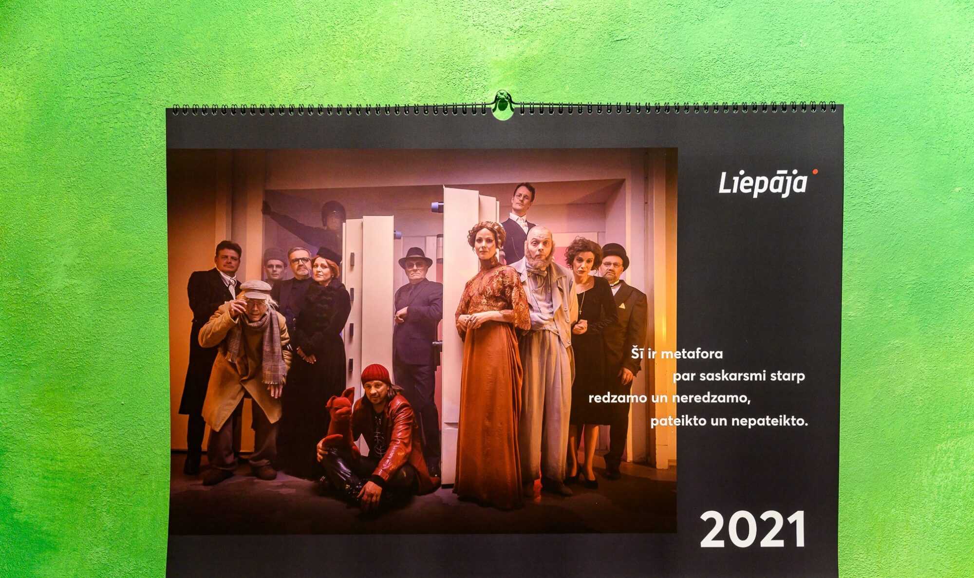 Izdots jaunais 2021. gada Liepājas pilsētas kalendārs ar Liepājas teātra aktieriem dažādas pilsētas vietās
