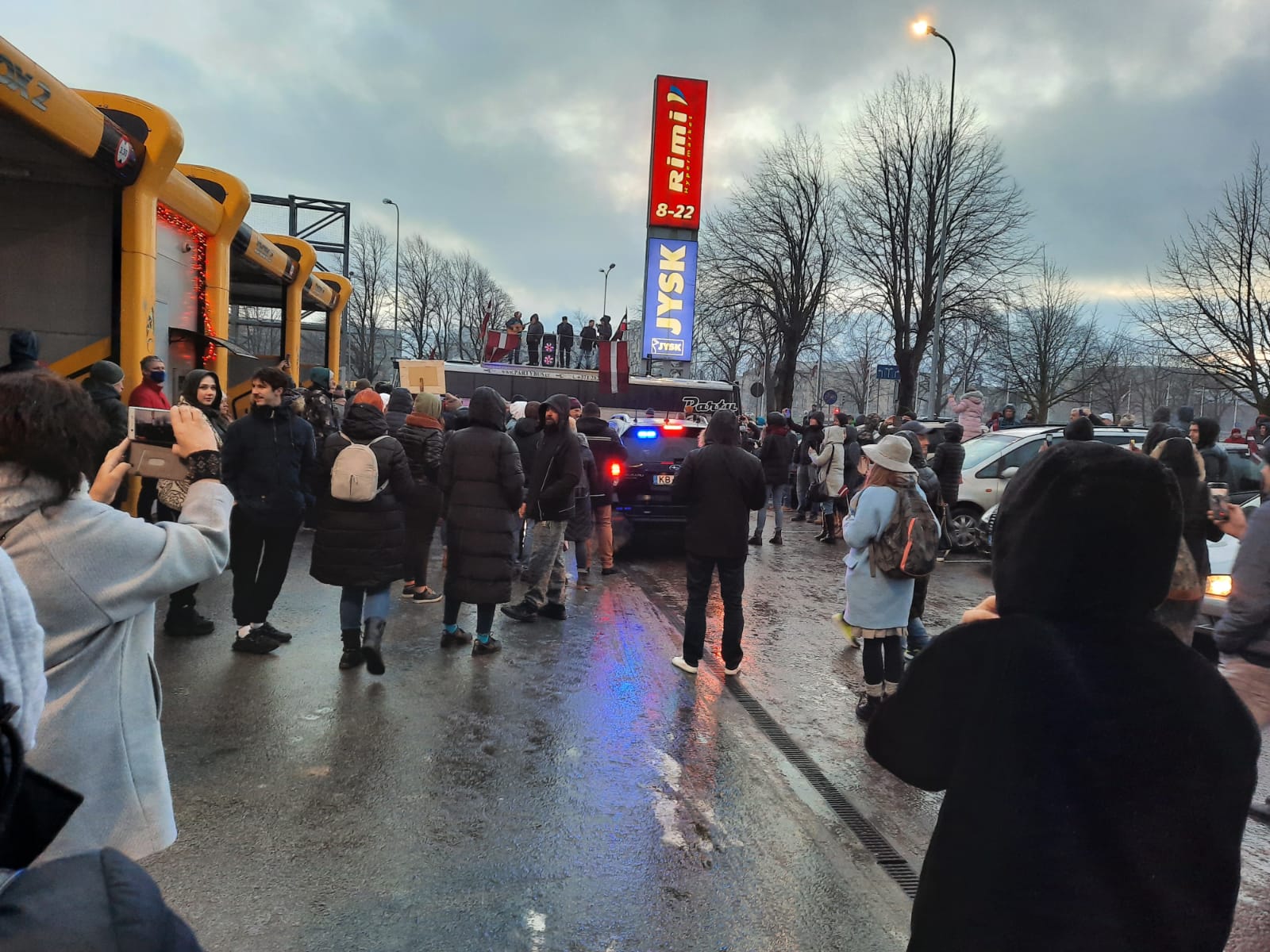 Liepājā ap 200 cilvēku pulcējas nelikumīgā mītiņā