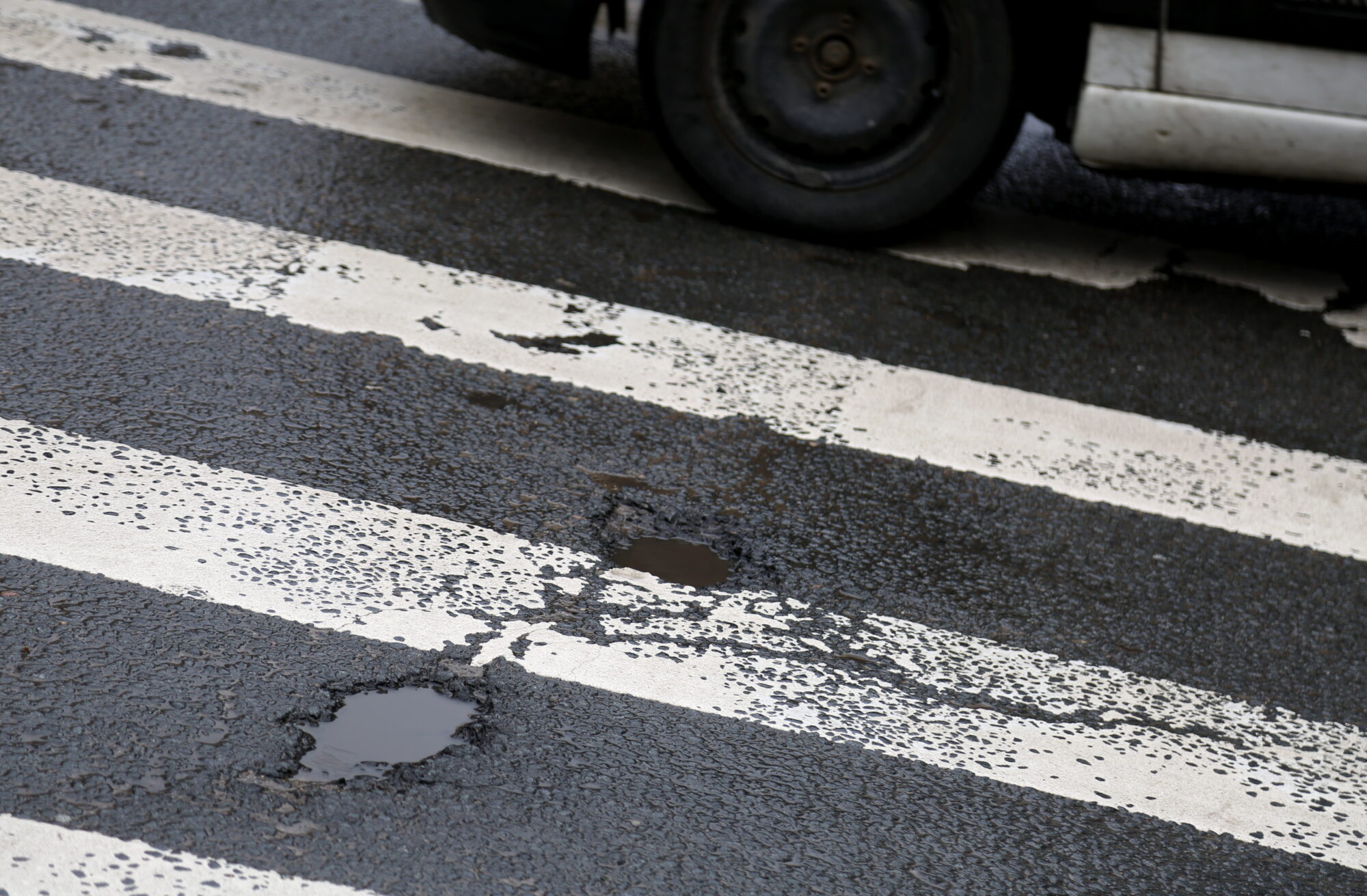 Gājēju pāreja nav drošības sala, ja neskatās, vai netuvojas auto
