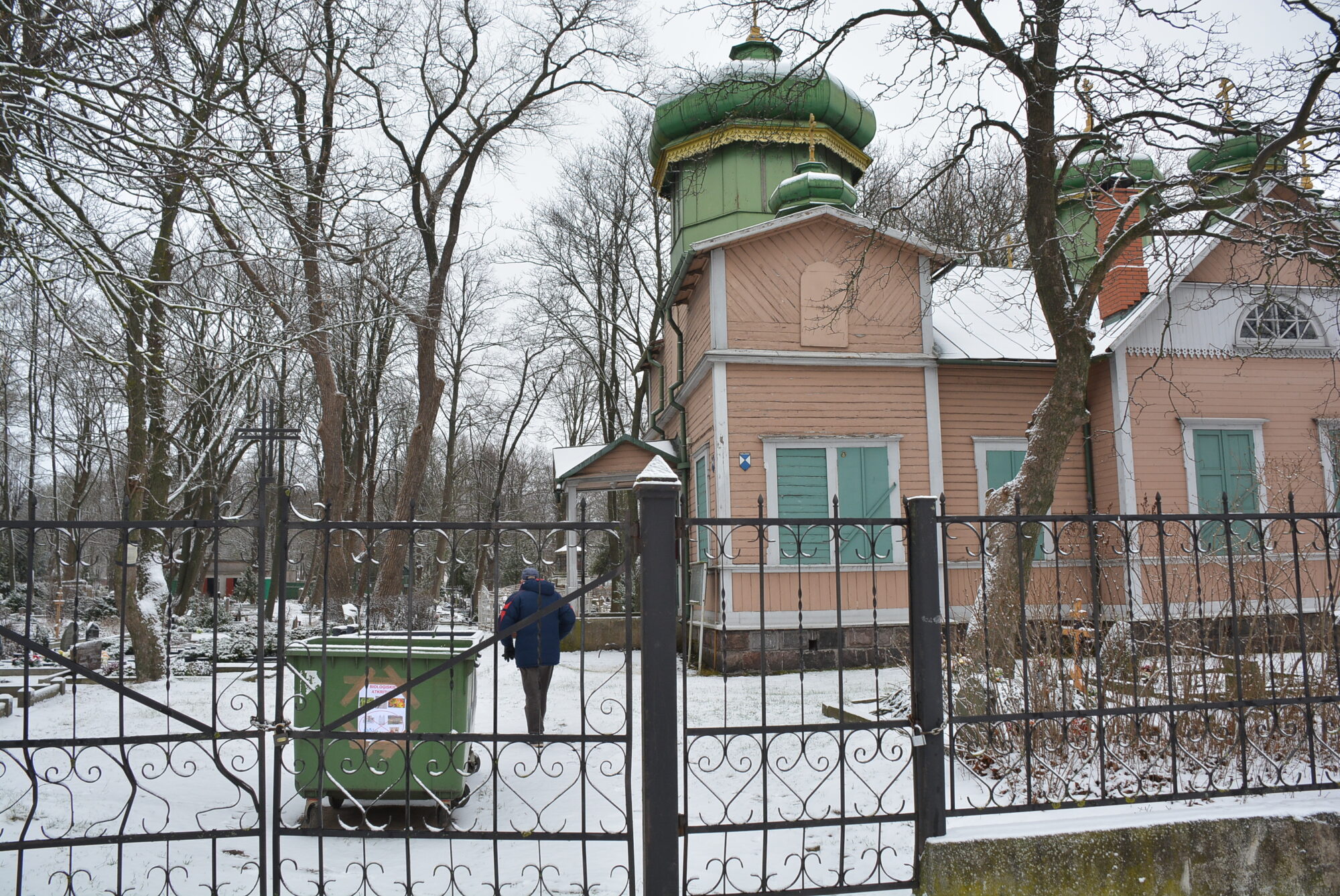 Negodprātīgu iedzīvotāju dēļ slēdz Ziemeļu kapsētas vārtus