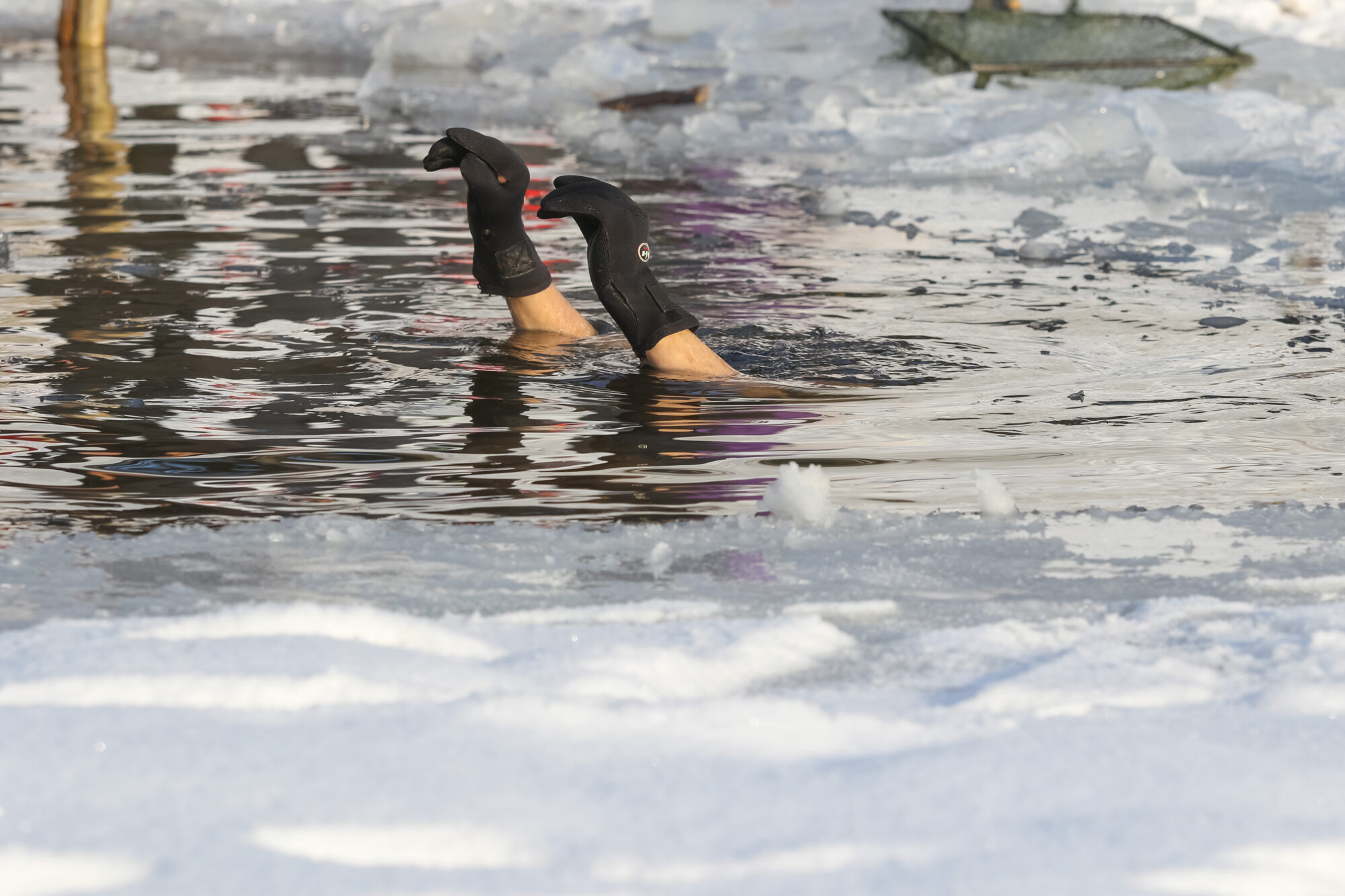 Arī Durbes “roņi” turpina peldes ziemā