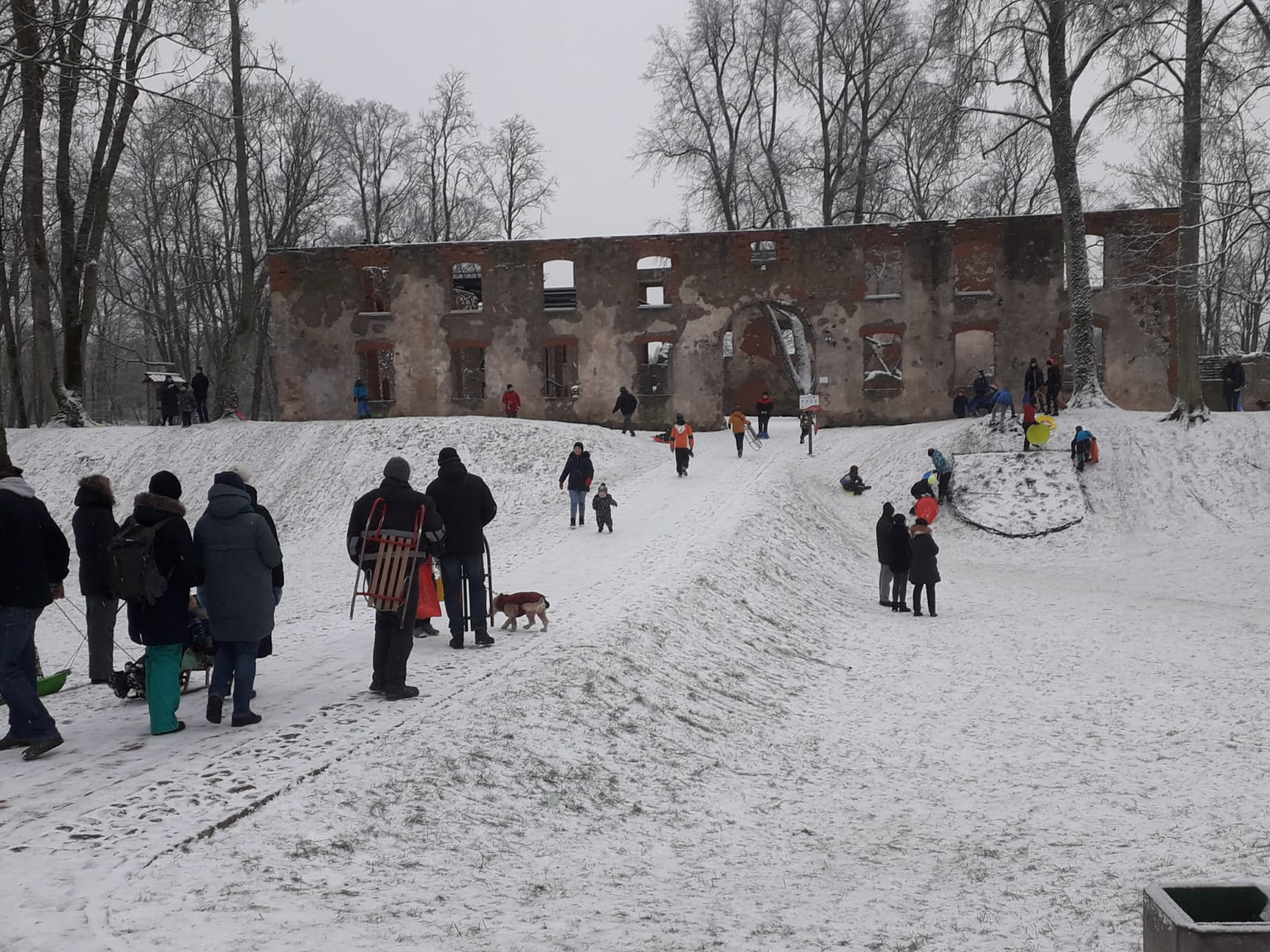 Grobiņā garāmgājēja izglābj ūdenī iekritušu pirmklasnieku