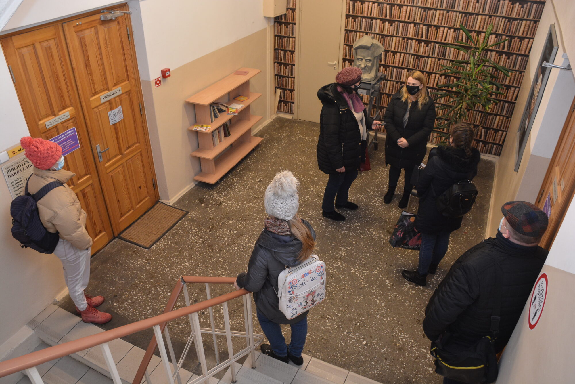 Sūdzas par ļaužu pulcēšanos bibliotēkā