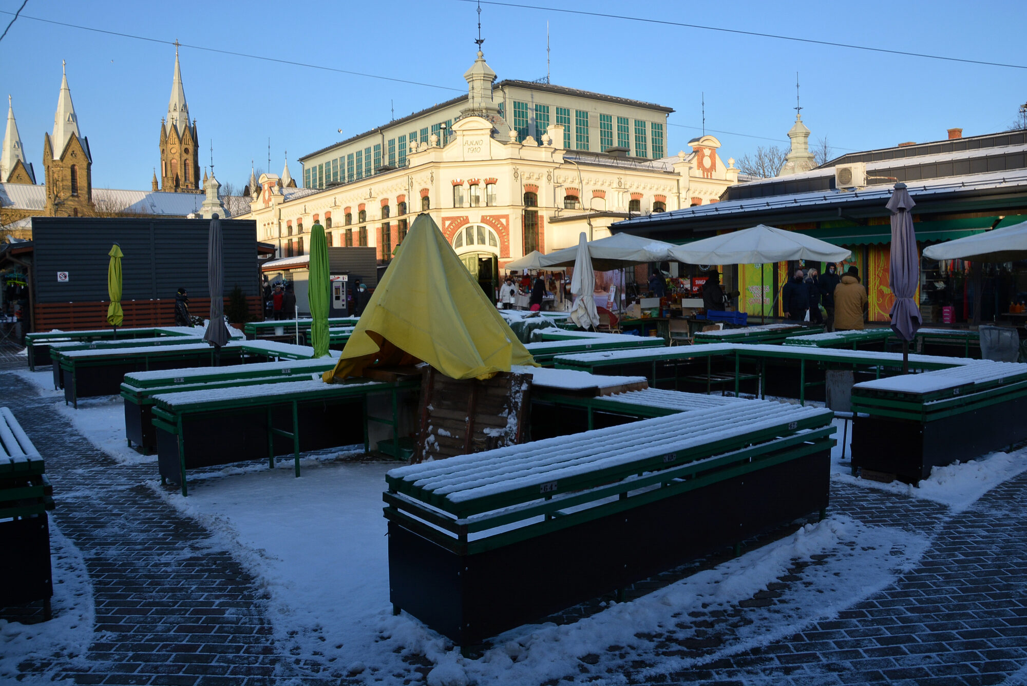 Pētertirgus pārdevējus stindzina sals