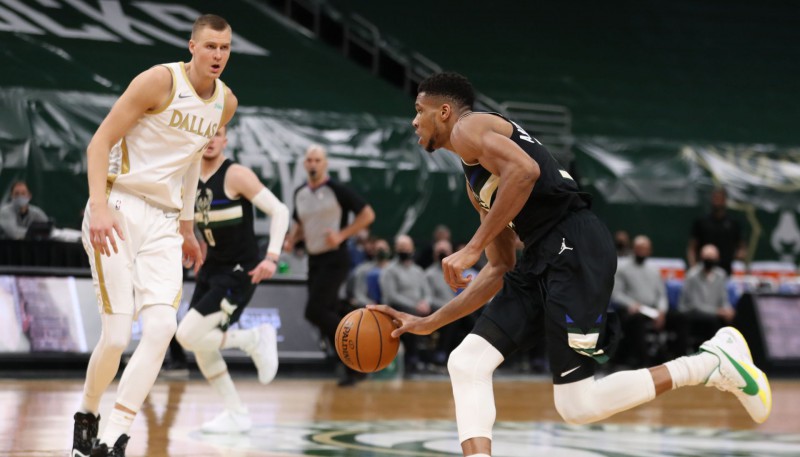 Porziņģim double-double zaudējumā pret Adetokunbo un “Bucks”