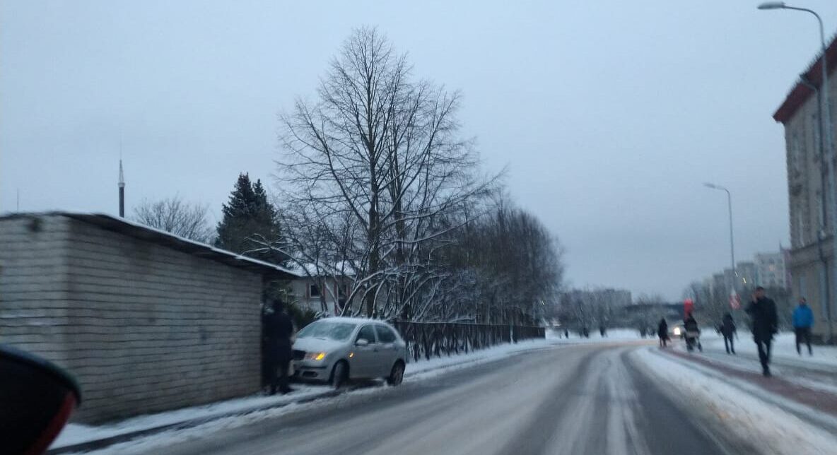 Neizvēloties drošu braukšanas ātrumu, Krūmu ielā uzbrauc žogam