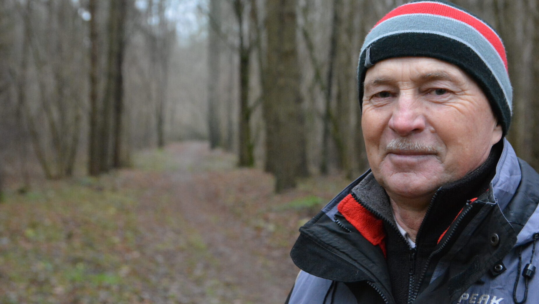 Priekulnieks Imants Krūmiņš ar divriteni brauc pat pa dzelzceļa sliedēm